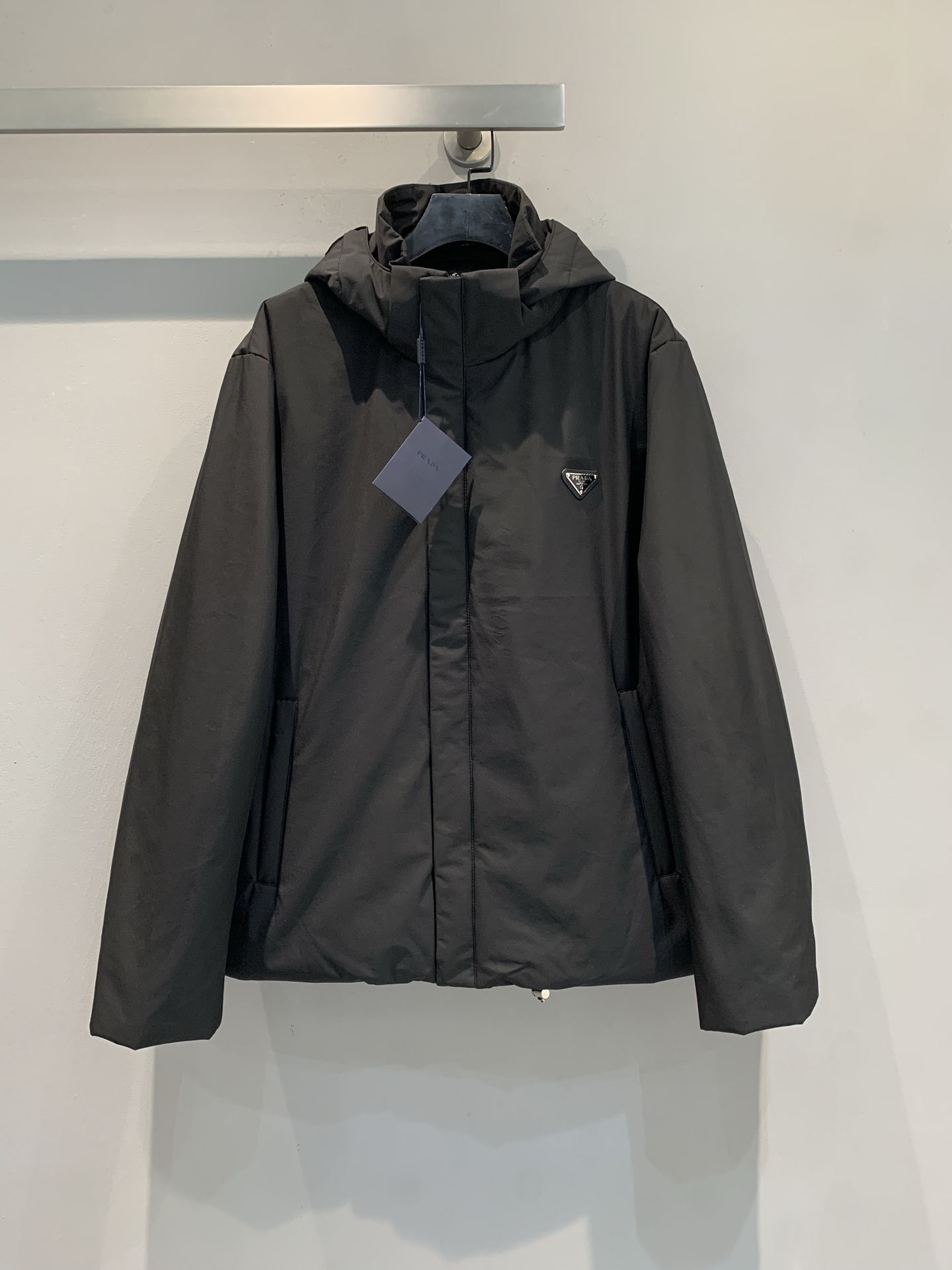 新款🔥出货啦📢 大货实拍 Prad*2025秋冬新款三角标连帽羽绒外套，简约设计，防风防泼水面料+高品质
