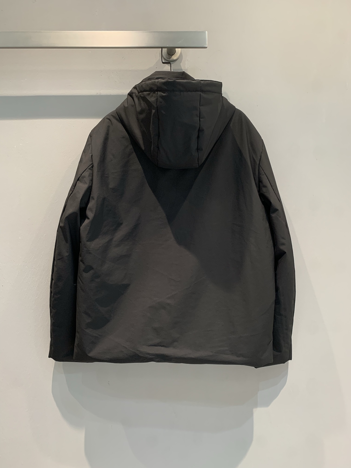 新款🔥出货啦📢 大货实拍 Prad*2025秋冬新款三角标连帽羽绒外套，简约设计，防风防泼水面料+高品质