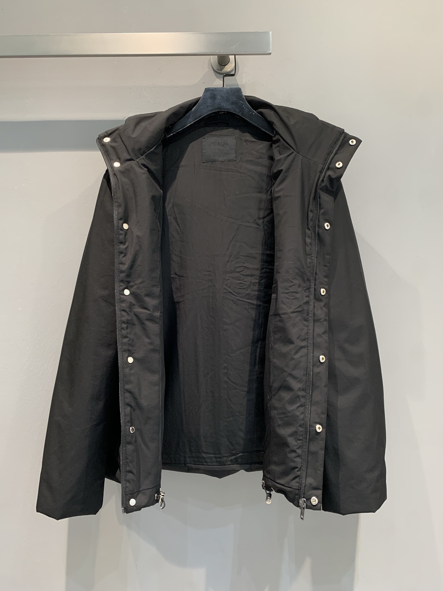 新款🔥出货啦📢 大货实拍 Prad*2025秋冬新款三角标连帽羽绒外套，简约设计，防风防泼水面料+高品质
