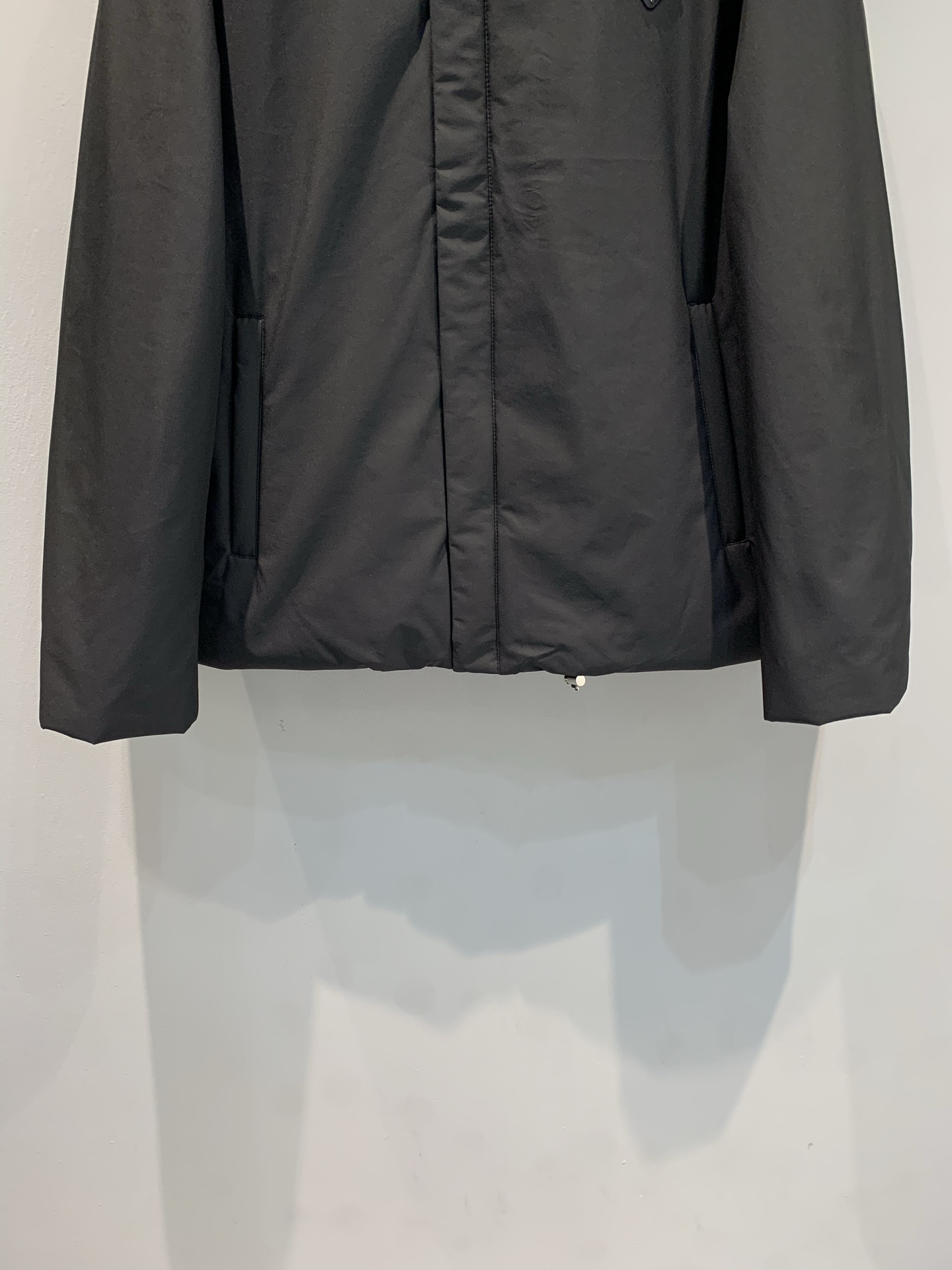 新款🔥出货啦📢 大货实拍 Prad*2025秋冬新款三角标连帽羽绒外套，简约设计，防风防泼水面料+高品质