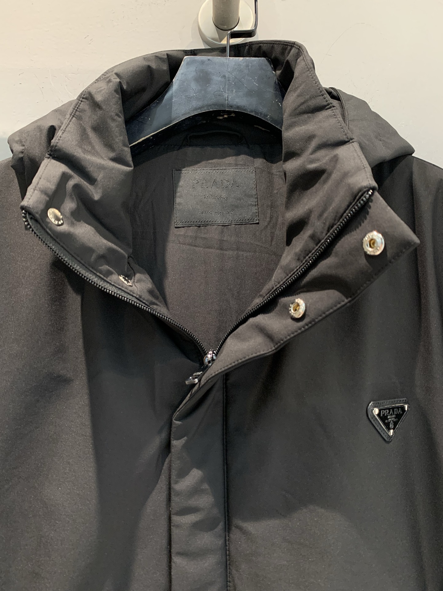 新款🔥出货啦📢 大货实拍 Prad*2025秋冬新款三角标连帽羽绒外套，简约设计，防风防泼水面料+高品质