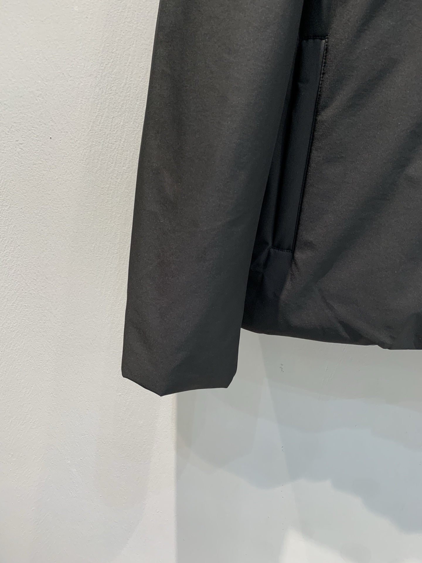 新款🔥出货啦📢 大货实拍 Prad*2025秋冬新款三角标连帽羽绒外套，简约设计，防风防泼水面料+高品质