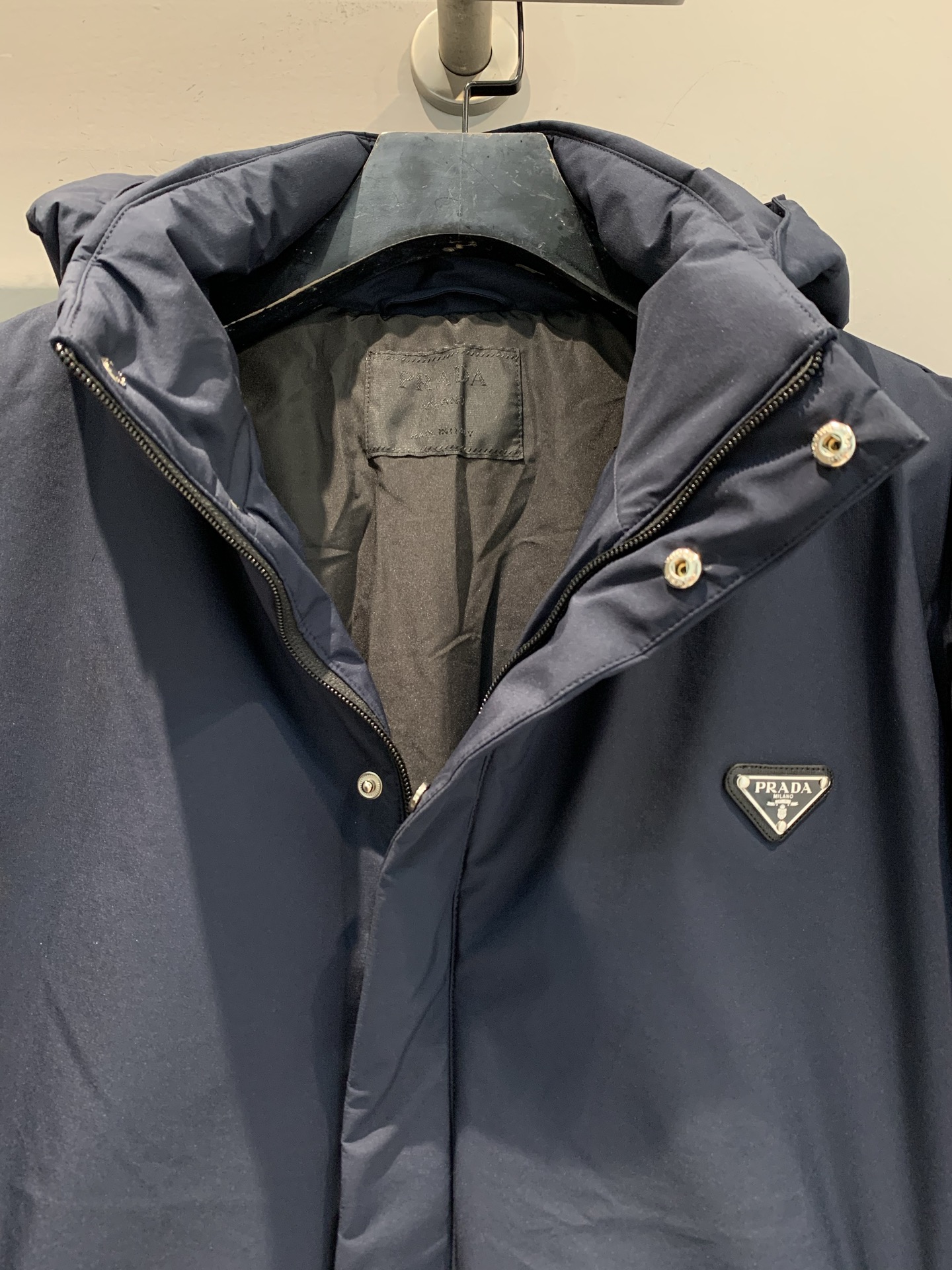 新款🔥出货啦📢 大货实拍 Prad*2025秋冬新款三角标连帽羽绒外套，简约设计，防风防泼水面料+高品质