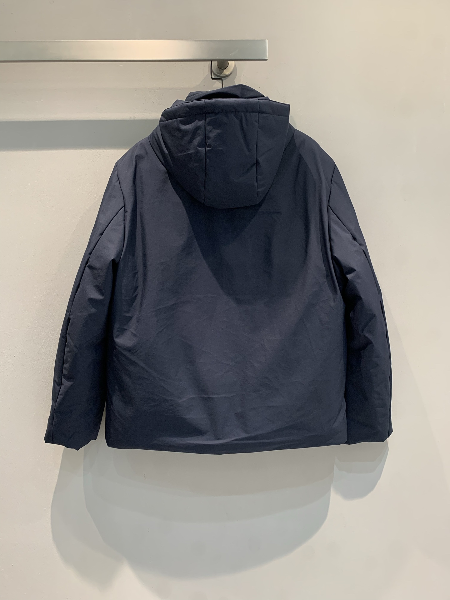 新款🔥出货啦📢 大货实拍 Prad*2025秋冬新款三角标连帽羽绒外套，简约设计，防风防泼水面料+高品质