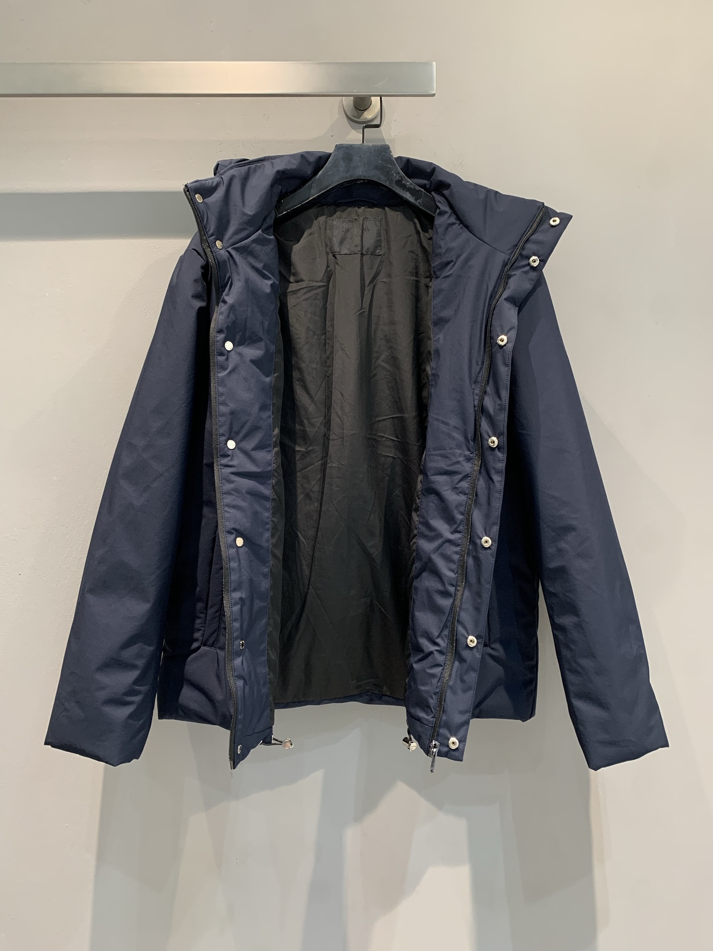 新款🔥出货啦📢 大货实拍 Prad*2025秋冬新款三角标连帽羽绒外套，简约设计，防风防泼水面料+高品质