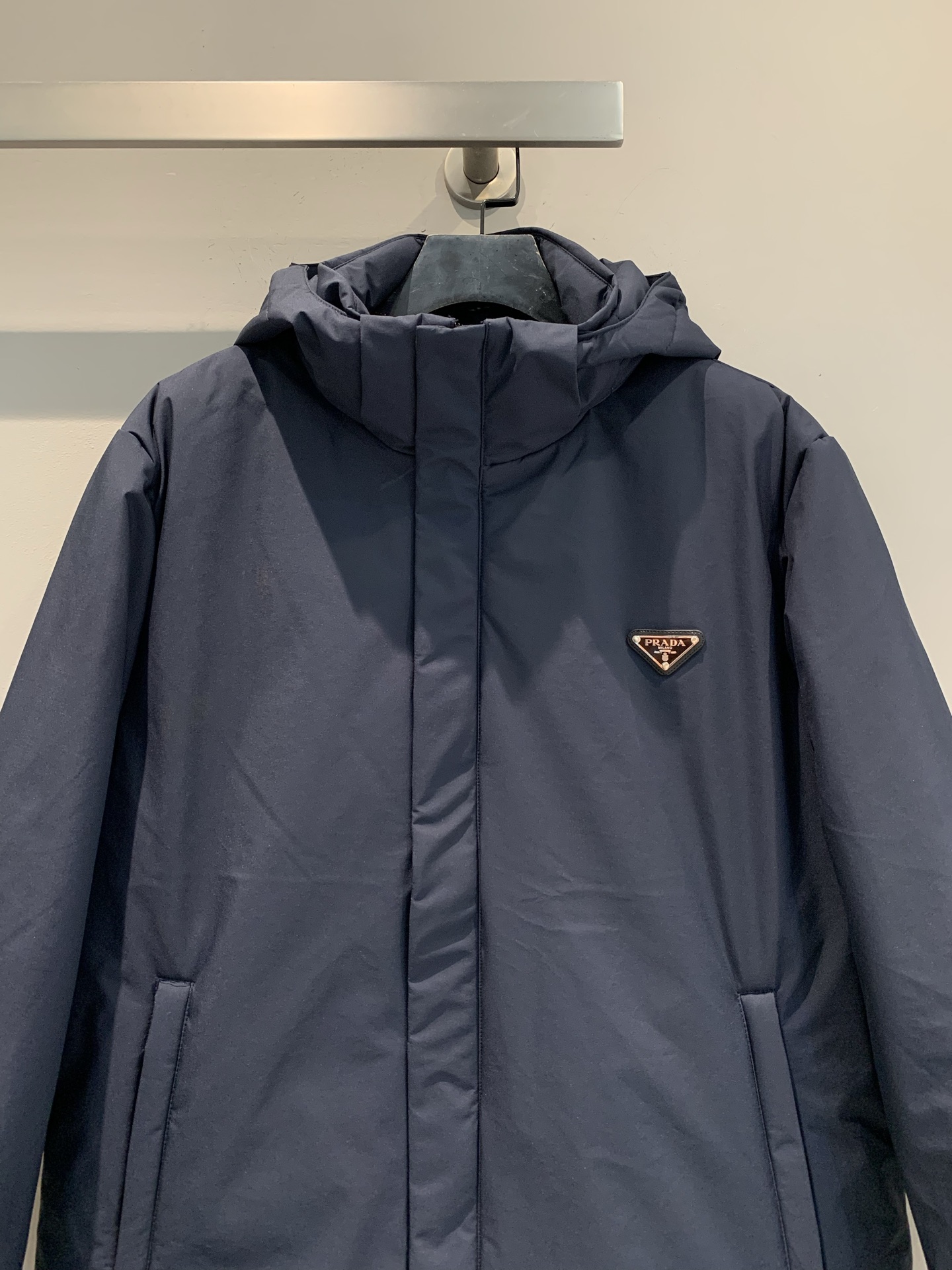 新款🔥出货啦📢 大货实拍 Prad*2025秋冬新款三角标连帽羽绒外套，简约设计，防风防泼水面料+高品质