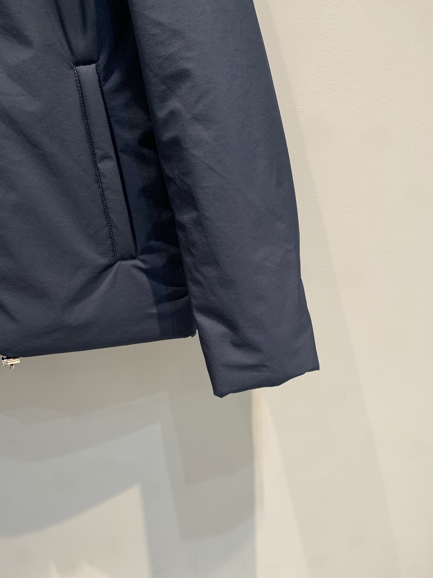 新款🔥出货啦📢 大货实拍 Prad*2025秋冬新款三角标连帽羽绒外套，简约设计，防风防泼水面料+高品质