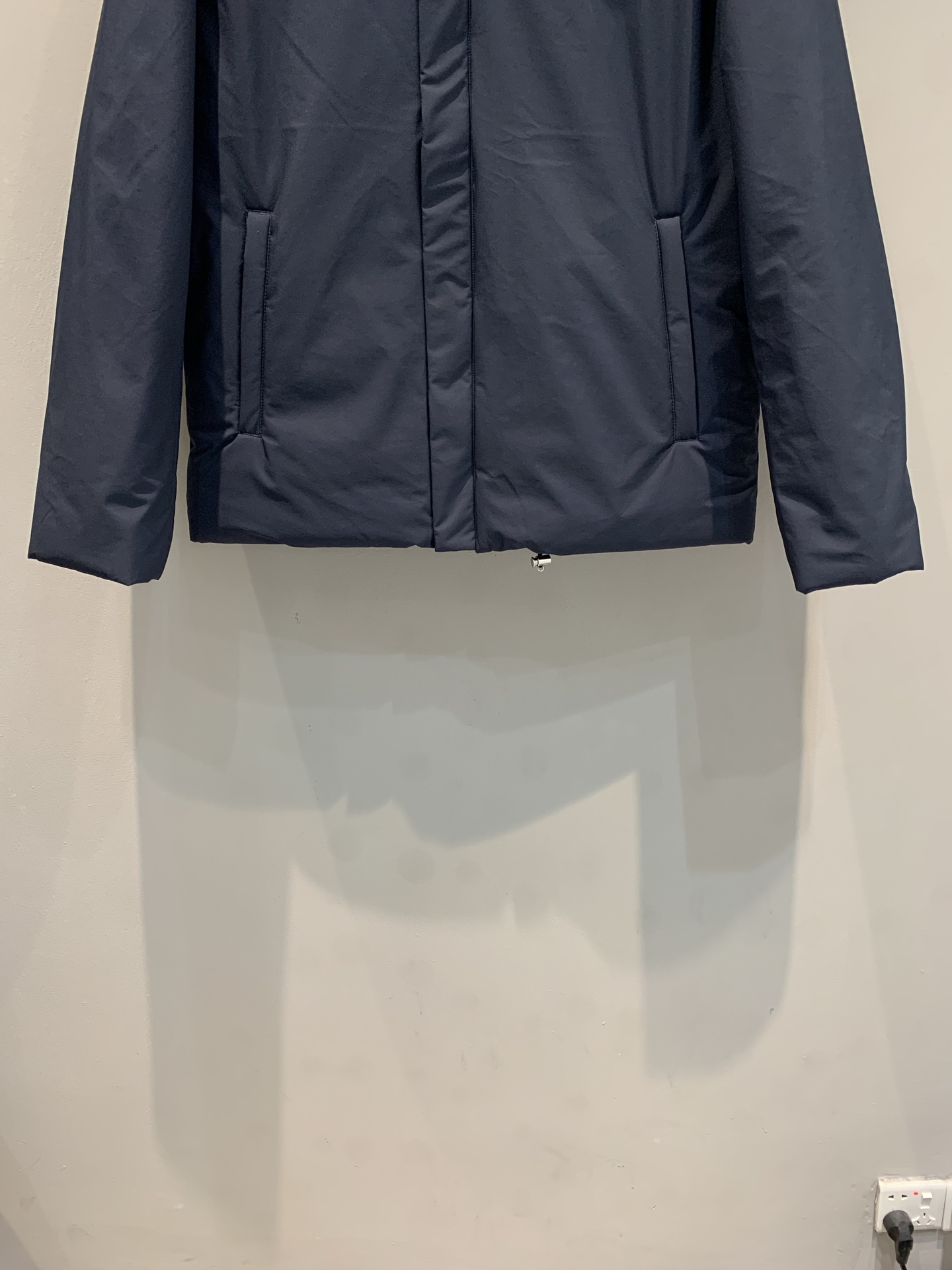 新款🔥出货啦📢 大货实拍 Prad*2025秋冬新款三角标连帽羽绒外套，简约设计，防风防泼水面料+高品质