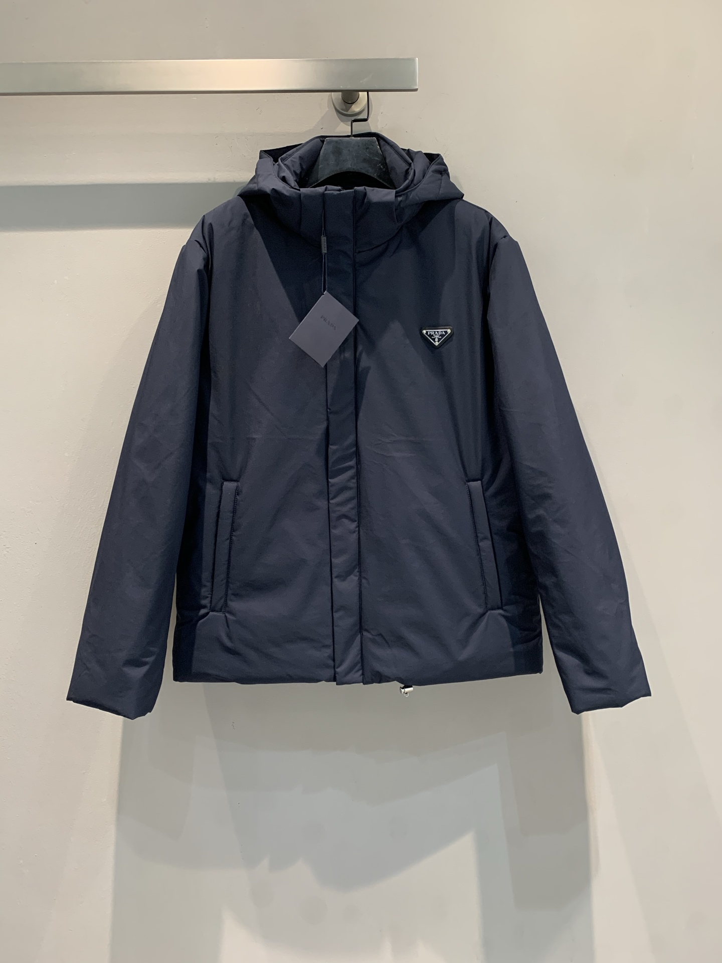 NO:569062,Equipped with dust bag, the new model is shipped. M real shot of the product. Prad* new autumn and winter triangle logo hooded down jacket, simple design, windproof and water-repellent fabric + high-quality white duck down filling, warm and lightweight! The hooded design is super practical, the cuffs and hem are adjustable, and the windproof effect is perfect. There are many pockets on the front, which is very convenient for storing small items, and the Prada logo on the chest is low-key and recognizable. It can be worn for commuting and outdoors, and it has both functionality and fashion. It is a must-have for winter wardrobe!  Size SML,,prada,jackets & coats,down jacket,hats,alexander wang19860909配防尘袋新款出货啦M大货实拍 Prad*秋冬新款三角标连帽羽绒外套,简约设计,防风防泼水面料+高品质白鸭绒填充,保暖又轻便! 连帽设计超实用,袖口和下摆可调节,防风效果满分.正面多口袋,收纳小物超方便,胸前Prada标志低调有辨识度计.通勤、户外都能穿,兼具功能性与时尚感,冬季衣橱必备! 码数SML,,prada,jackets & coats,down jacket,hats,alexander wang,Women's clothing