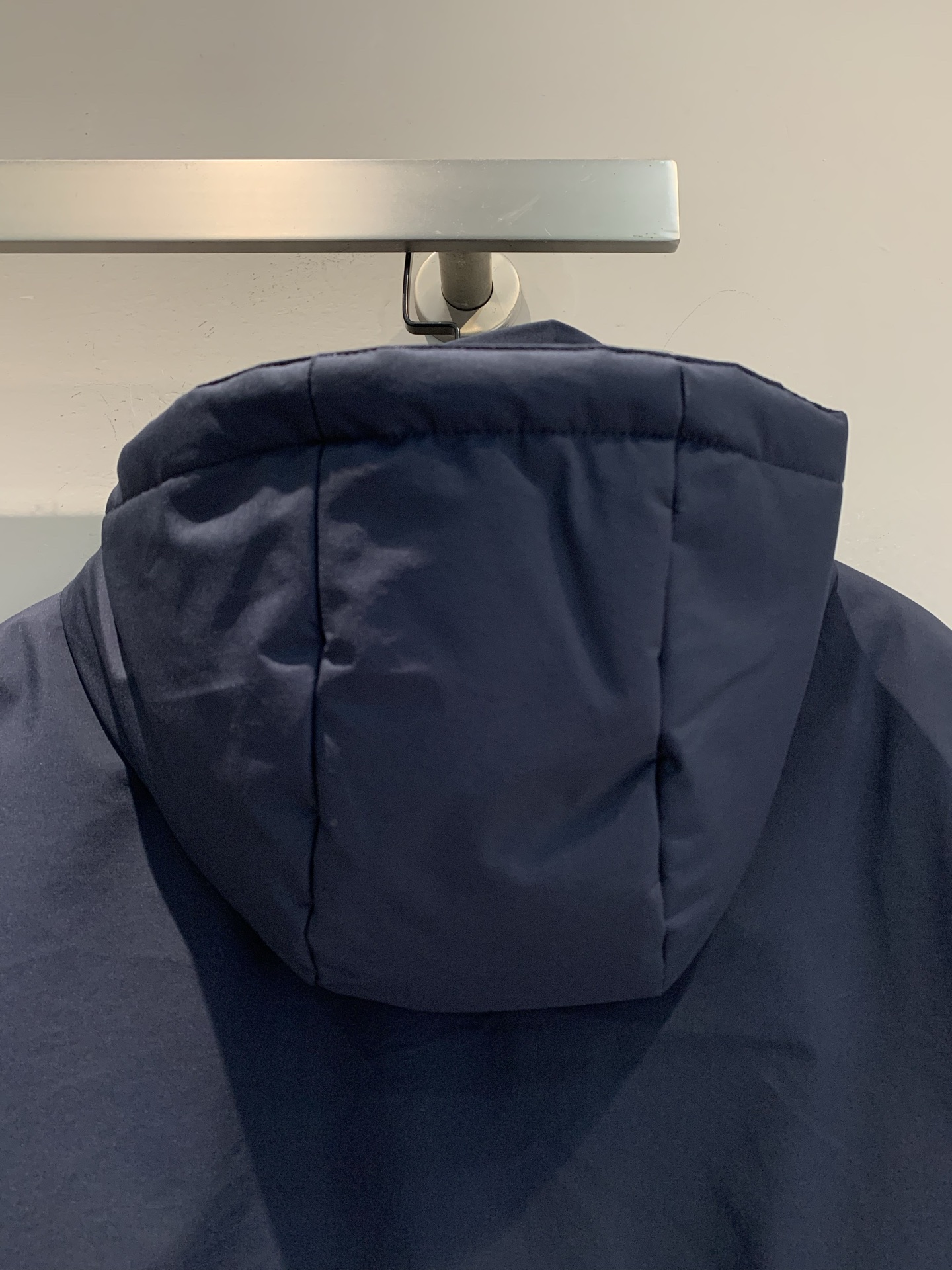 新款🔥出货啦📢 大货实拍 Prad*2025秋冬新款三角标连帽羽绒外套，简约设计，防风防泼水面料+高品质