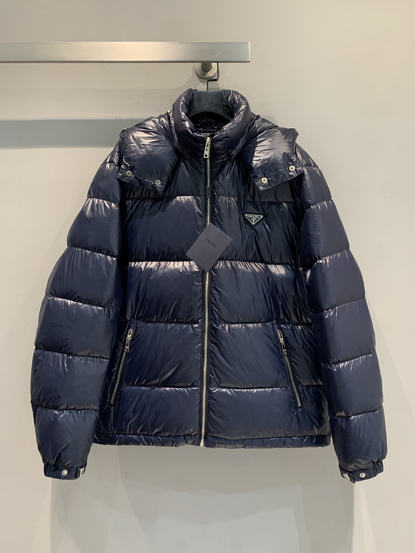 NO:569058,New model with dust bag shipped. Real photos of large goods  Prad*'s new autumn and winter triangle logo hooded down jacket is made of 440D microfiber, water-repellent and light and soft. It is filled with 90 white duck down, which has full warmth retention and a down filling capacity of about 300g. It is fluffy and comfortable. The detachable hood design allows you to switch stand-up collar or hood at will, which is low-key and textured. It is suitable for all body types and can easily cope with minus 20 degrees. It is very practical for commuting or outdoors, and has both functionality and fashion. Color Dark Blue Black  Size SML,,prada,down jacket,hats,alexander wang19860909配防尘袋新款出货啦M大货实拍 Prad*秋冬新款三角标连帽羽绒服,采用440D超细纤维,防泼水又轻盈柔软.填充90白鸭绒,保暖力满分,充绒量约300g,蓬松舒适.可拆卸连帽设计,立领or连帽随心切换,低调有质感.适合各种体型,零下20度也能轻松应对,通勤或户外都很实用,兼具功能与时尚感.颜色 深蓝 黑色 码数SML,,prada,down jacket,hats,alexander wang,Women's clothing