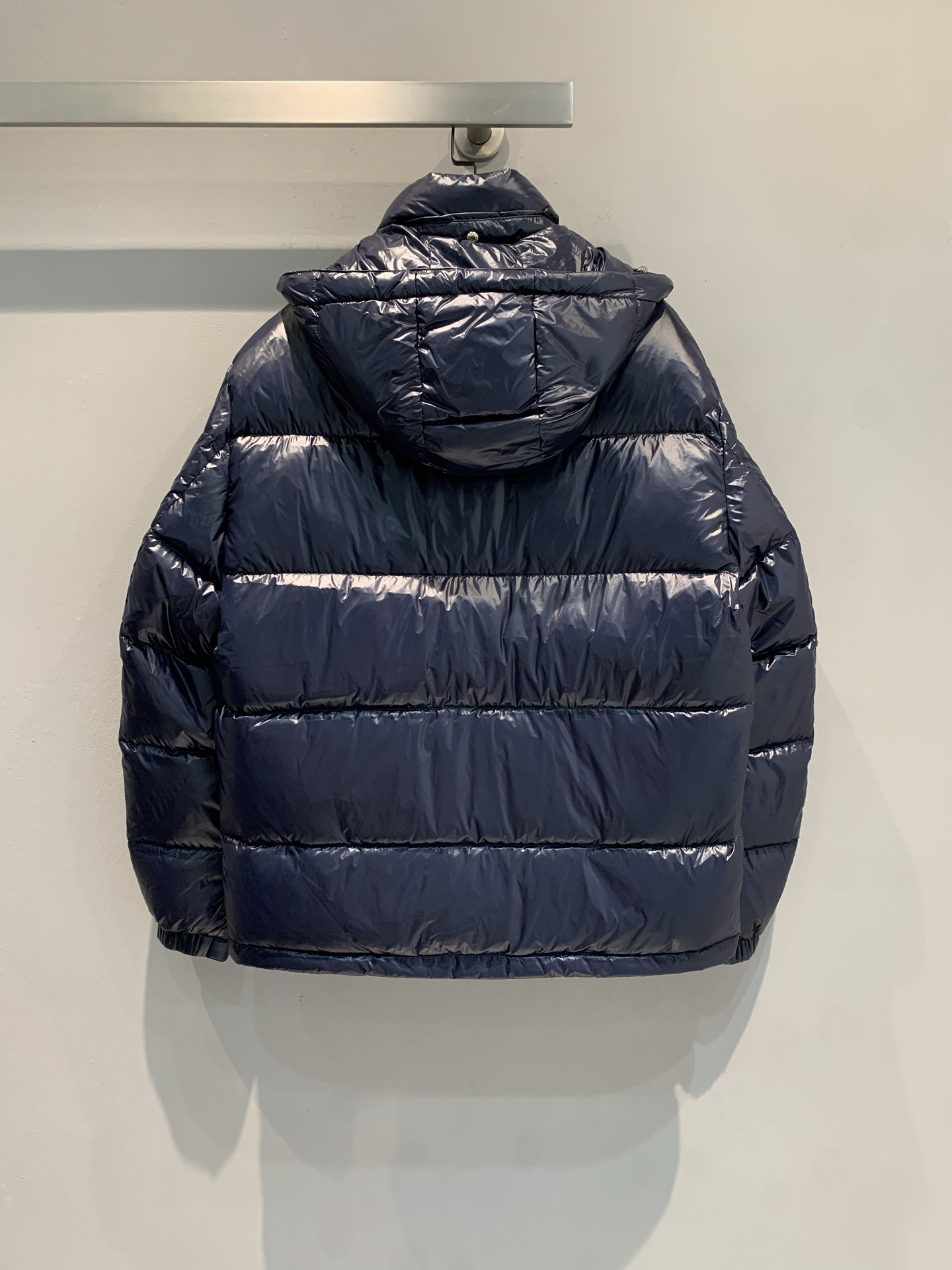 新款🔥出货啦📢 大货实拍 Prad*2025秋冬新款三角标连帽羽绒服，采用440D超细纤维，防泼水又轻盈