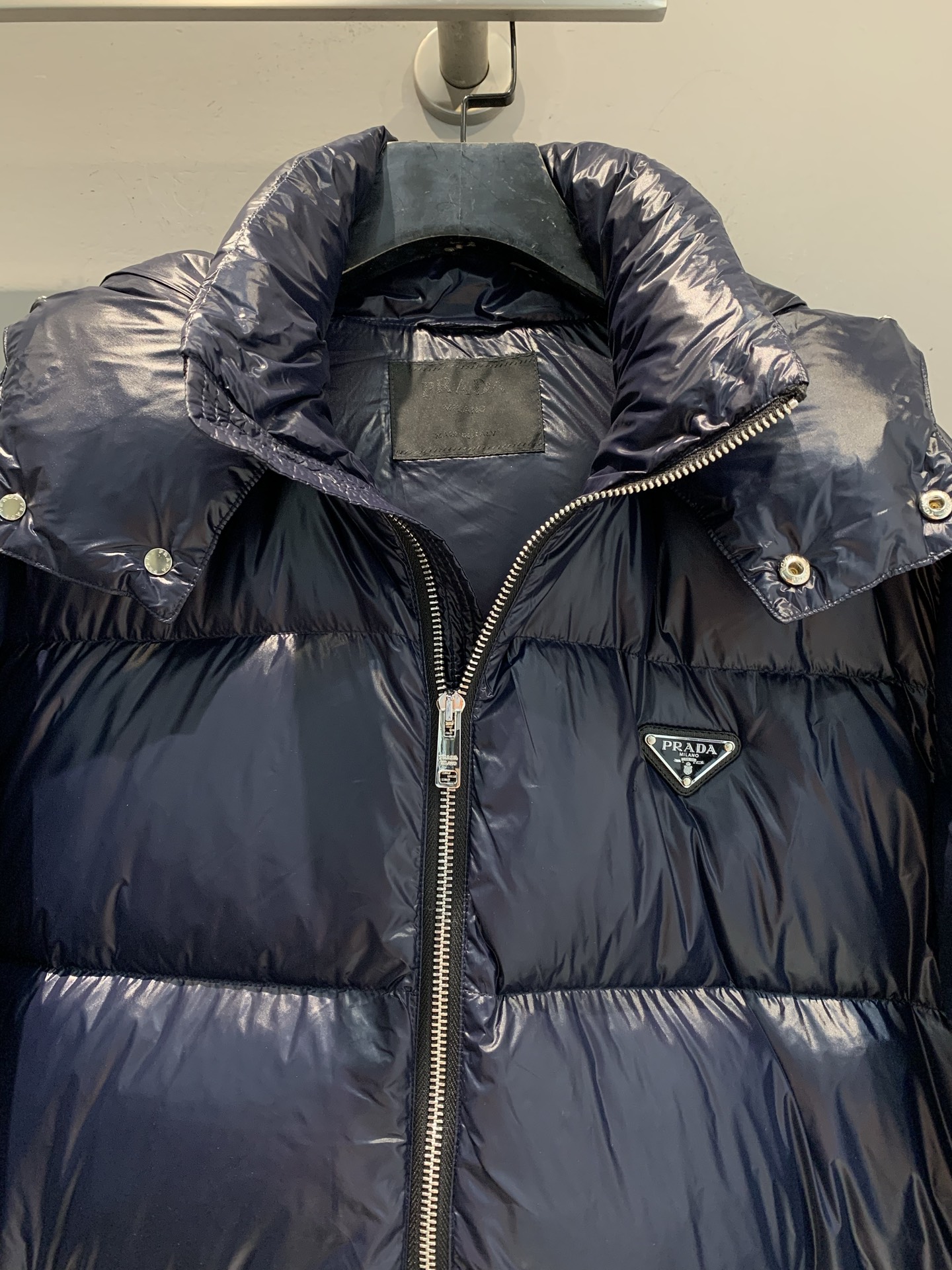 新款🔥出货啦📢 大货实拍 Prad*2025秋冬新款三角标连帽羽绒服，采用440D超细纤维，防泼水又轻盈