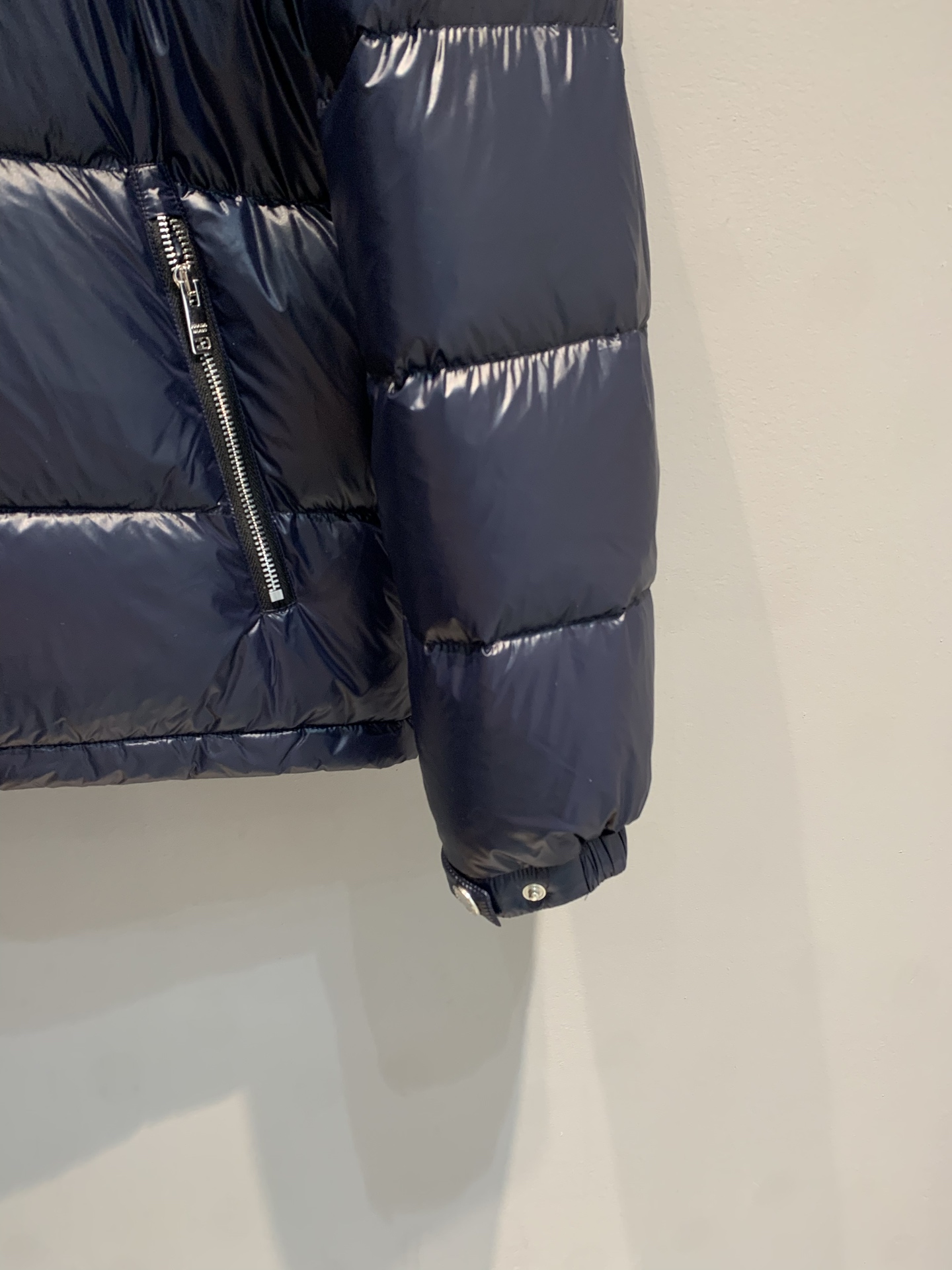 新款🔥出货啦📢 大货实拍 Prad*2025秋冬新款三角标连帽羽绒服，采用440D超细纤维，防泼水又轻盈