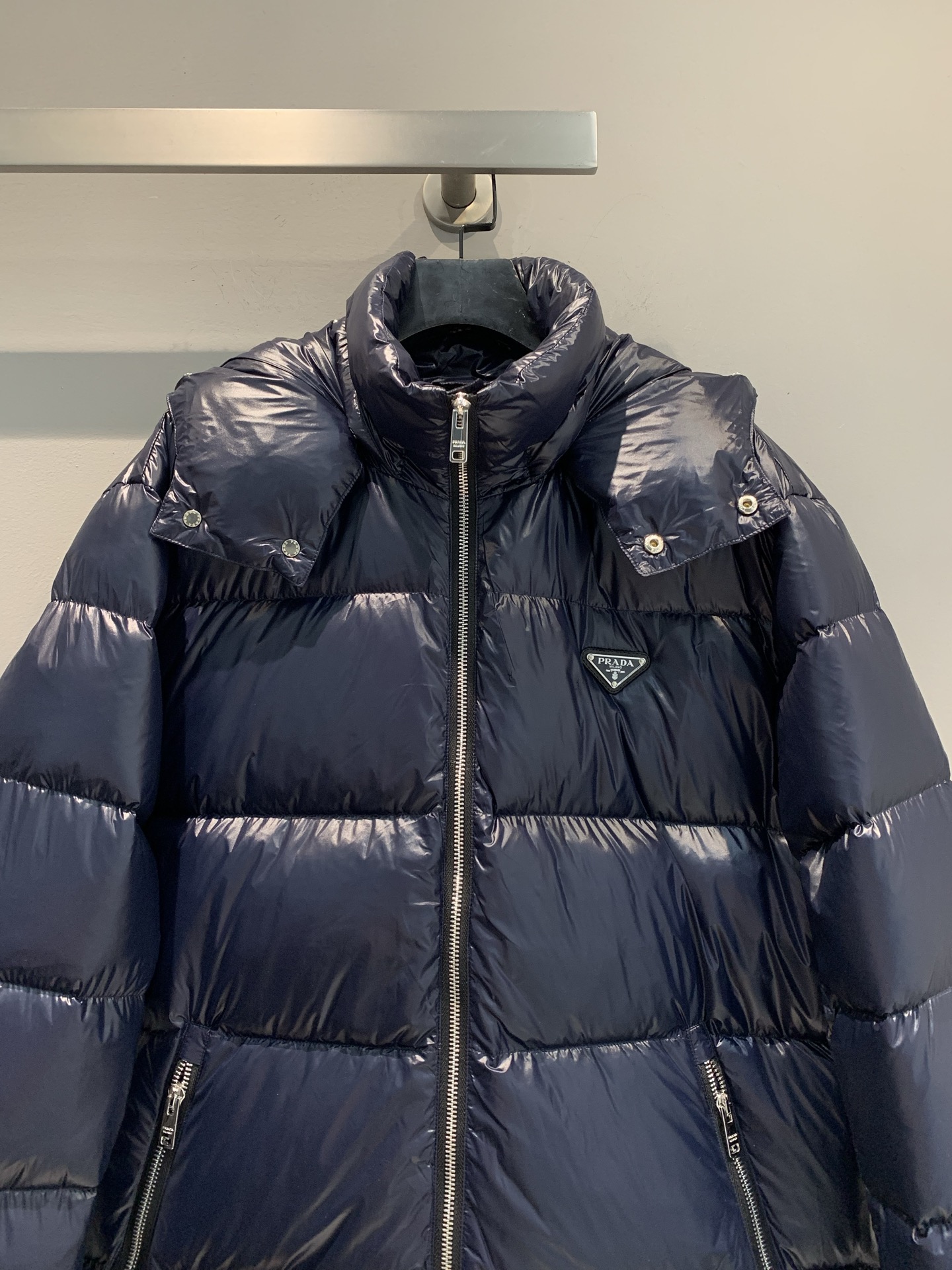 新款🔥出货啦📢 大货实拍 Prad*2025秋冬新款三角标连帽羽绒服，采用440D超细纤维，防泼水又轻盈