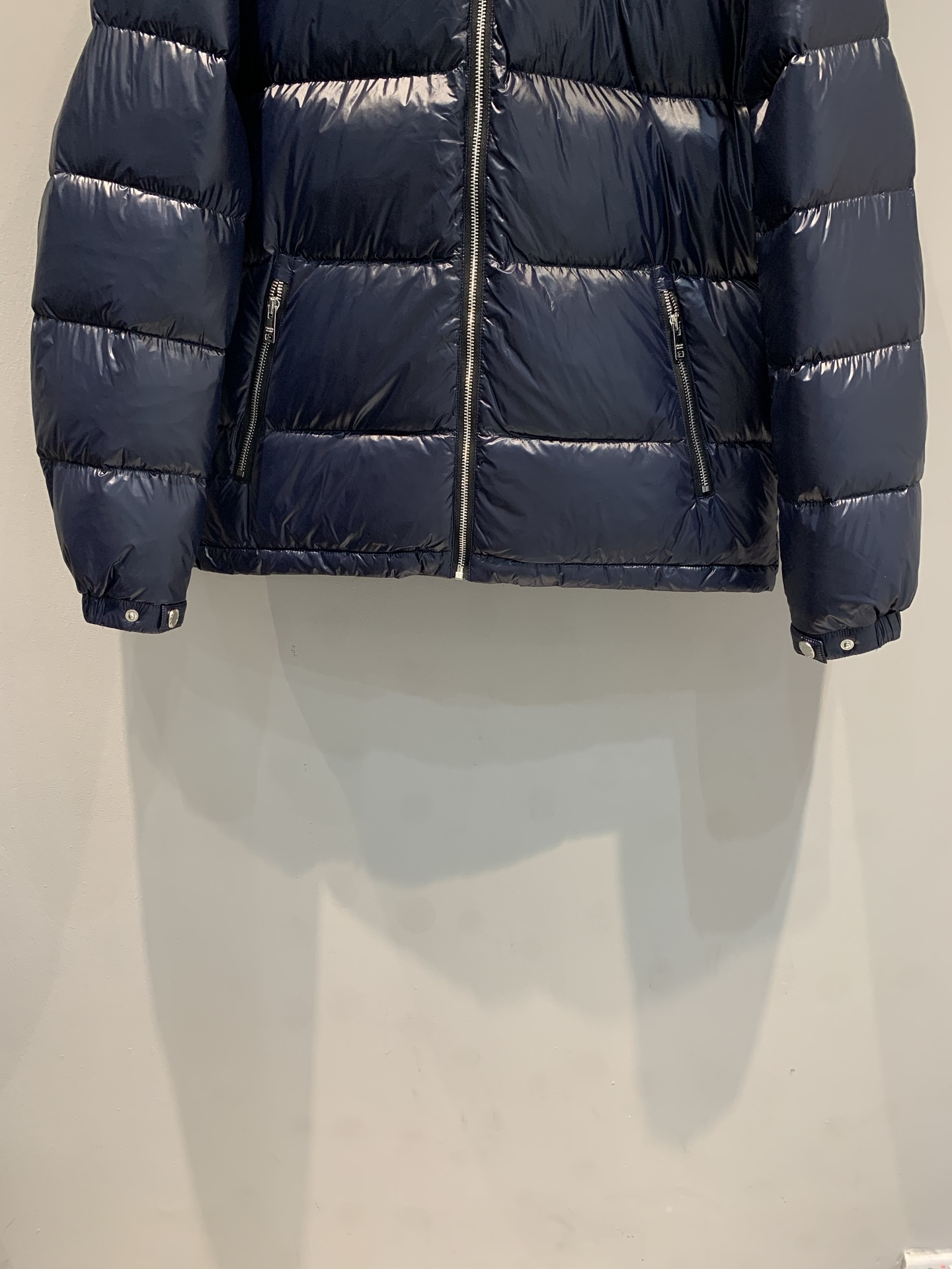 新款🔥出货啦📢 大货实拍 Prad*2025秋冬新款三角标连帽羽绒服，采用440D超细纤维，防泼水又轻盈