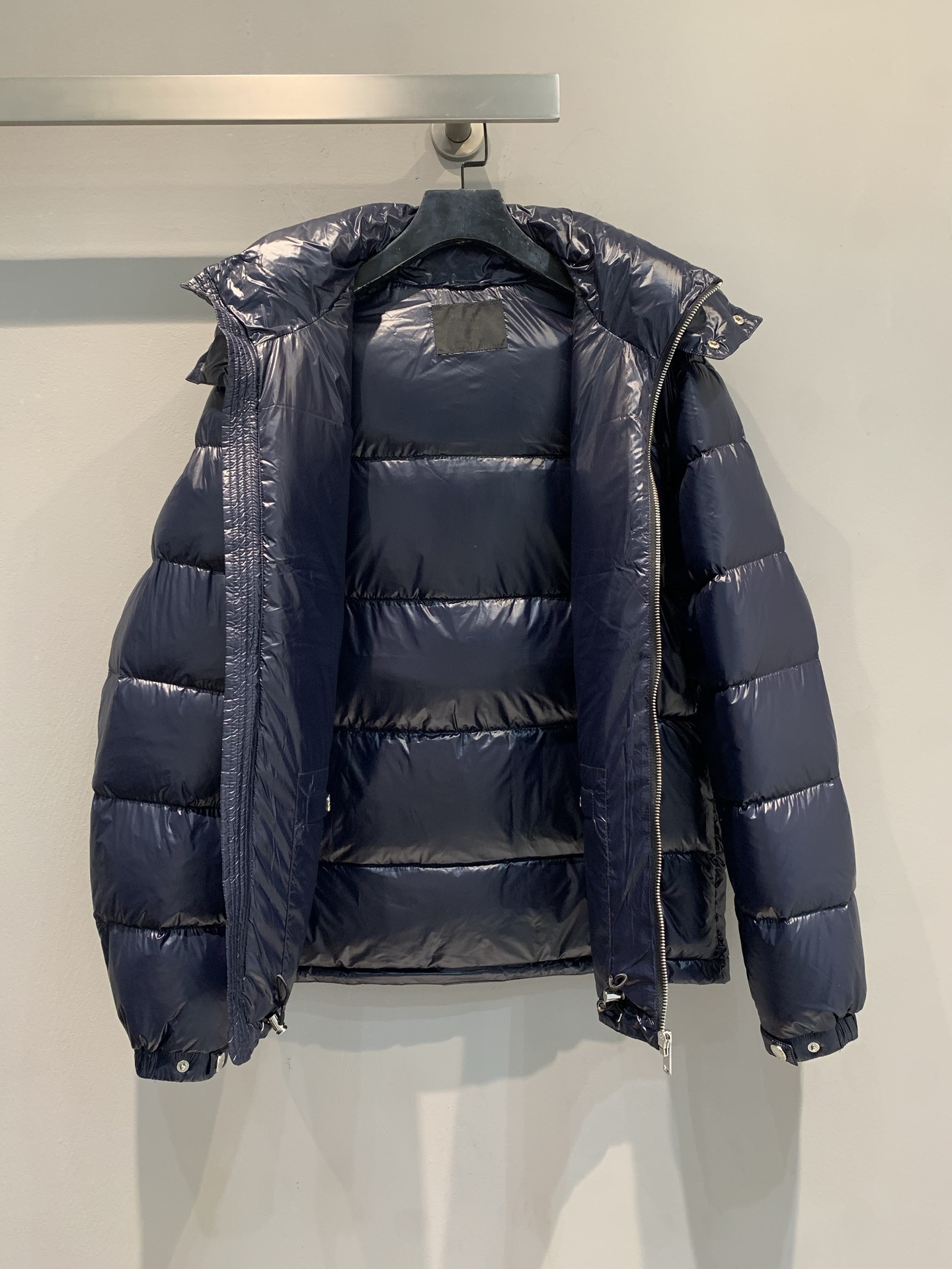 新款🔥出货啦📢 大货实拍 Prad*2025秋冬新款三角标连帽羽绒服，采用440D超细纤维，防泼水又轻盈