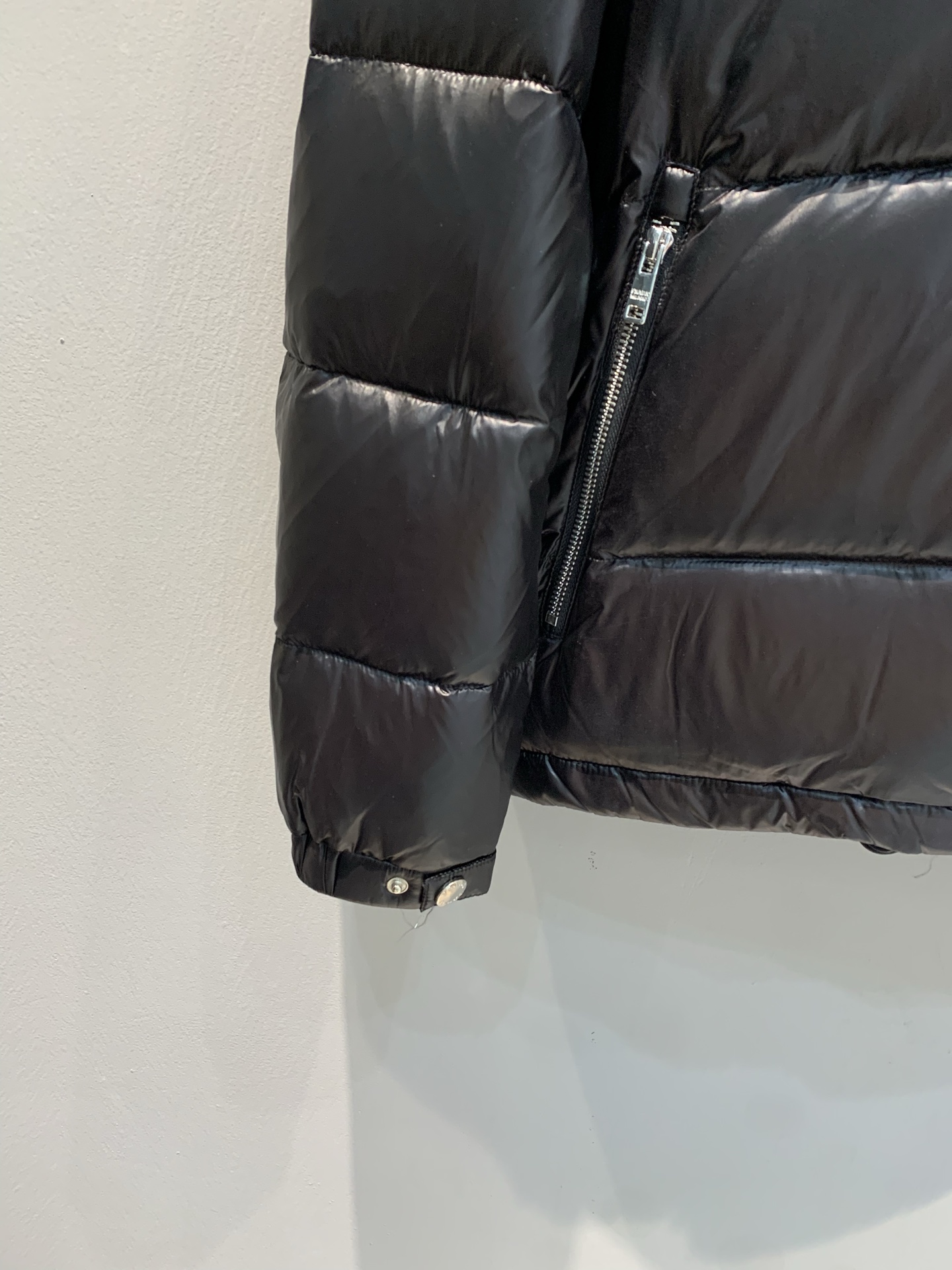 新款🔥出货啦📢 大货实拍 Prad*2025秋冬新款三角标连帽羽绒服，采用440D超细纤维，防泼水又轻盈