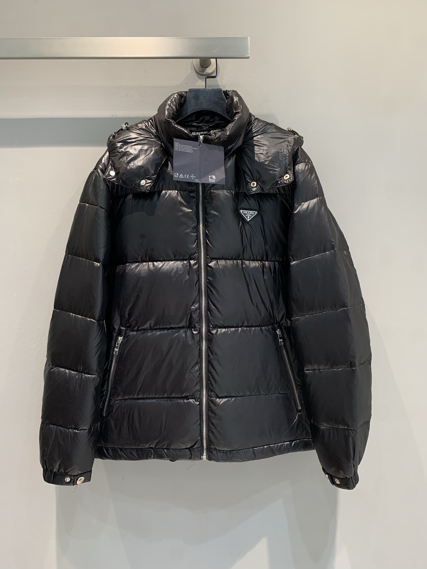 NO:569060,The new model with dust bag is shipped. Prad* autumn and winter new triangle logo hooded down jacket is made of 440D microfiber, water-repellent and light and soft. Filled with 90 white duck down, full warmth retention, about 300g of down filling, fluffy and comfortable. Detachable hood design, stand collar or hood can be switched at will, low-key and texture. Suitable for all body types, can easily cope with minus 20 degrees, very practical for commuting or outdoor, both functional and fashionable. Color  Dark blue black size SML, prada, down jacket, hats, alexander wang19860909配防尘袋新款出货啦 大货实拍 Prad*秋冬新款三角标连帽羽绒服,采用440D超细纤维,防泼水又轻盈柔软.填充90白鸭绒,保暖力满分,充绒量约300g,蓬松舒适.可拆卸连帽设计,立领or连帽随心切换,低调有质感.适合各种体型,零下20度也能轻松应对,通勤或户外都很实用,兼具功能与时尚感.颜色 深蓝 黑色 码数SML,,prada,down jacket,hats,alexander wang,Women's clothing