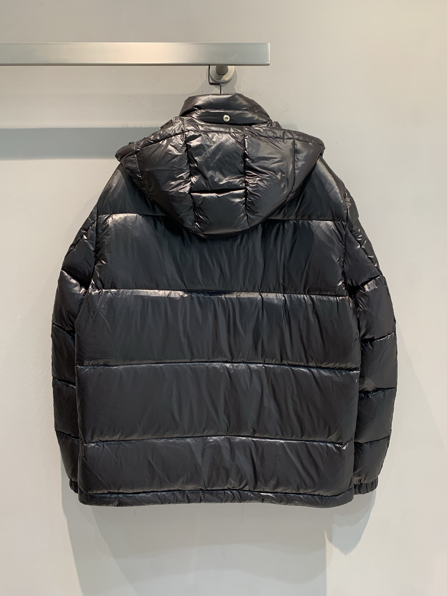 新款🔥出货啦📢 大货实拍 Prad*2025秋冬新款三角标连帽羽绒服，采用440D超细纤维，防泼水又轻盈