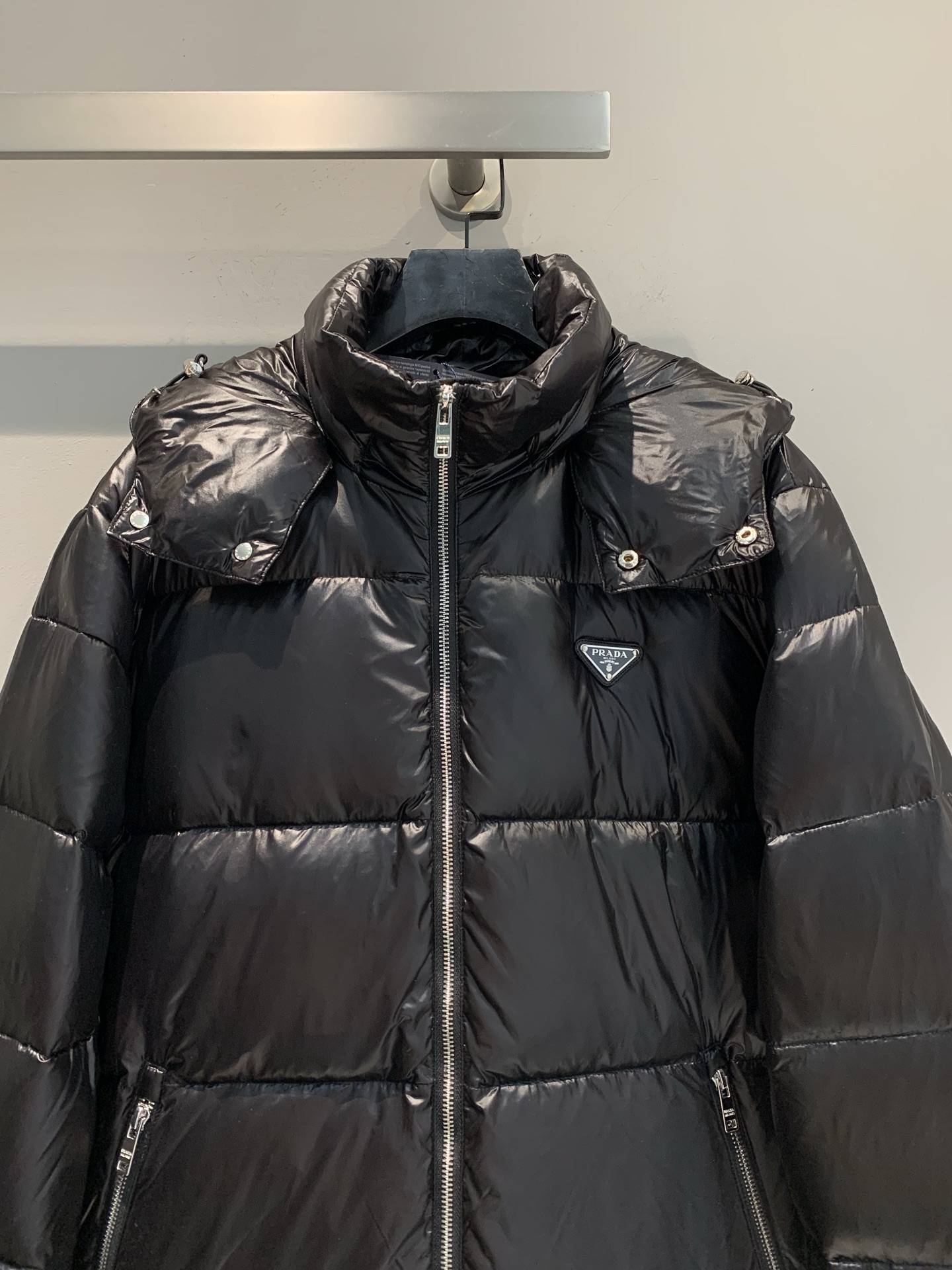 新款🔥出货啦📢 大货实拍 Prad*2025秋冬新款三角标连帽羽绒服，采用440D超细纤维，防泼水又轻盈