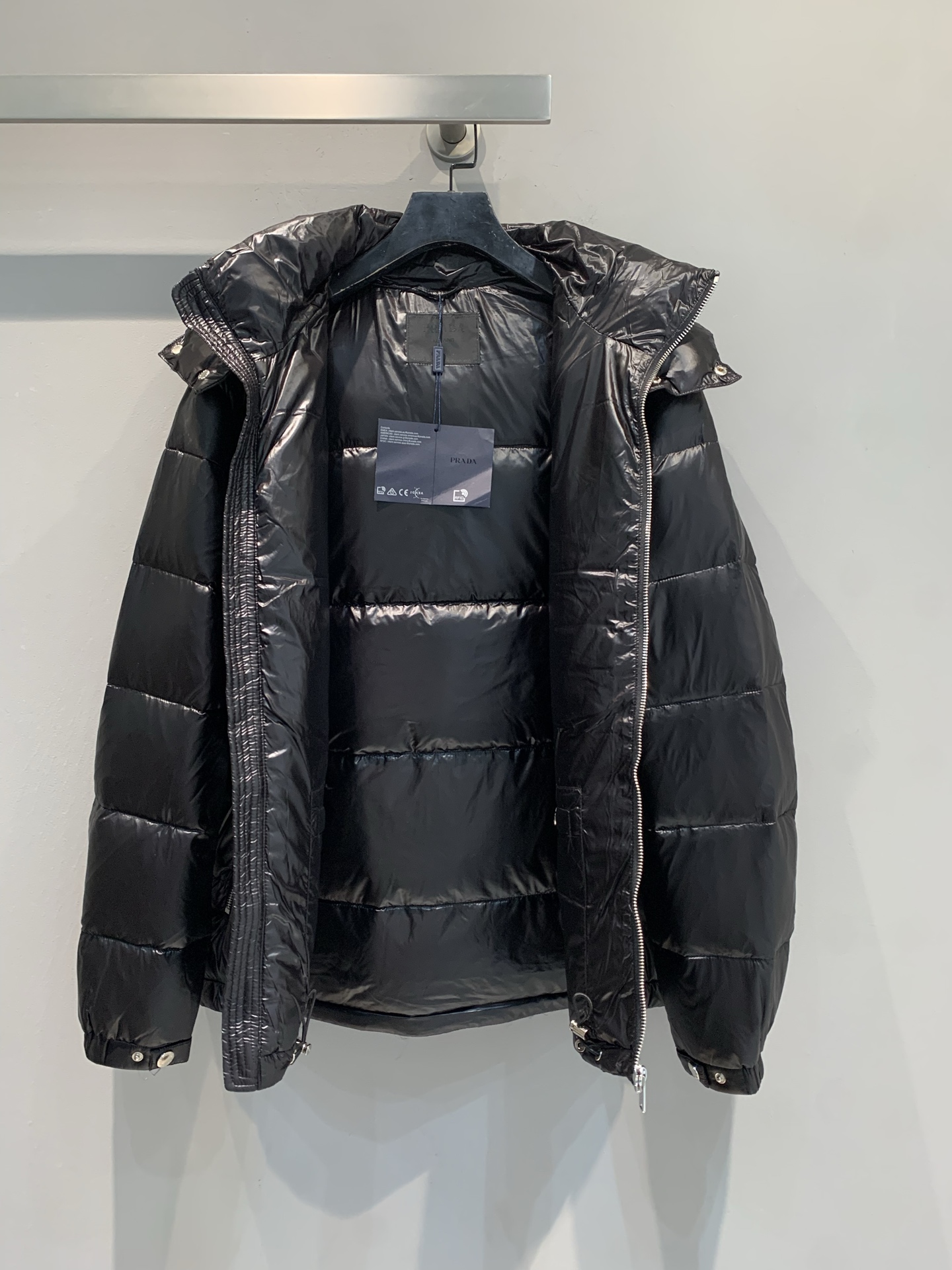 新款🔥出货啦📢 大货实拍 Prad*2025秋冬新款三角标连帽羽绒服，采用440D超细纤维，防泼水又轻盈