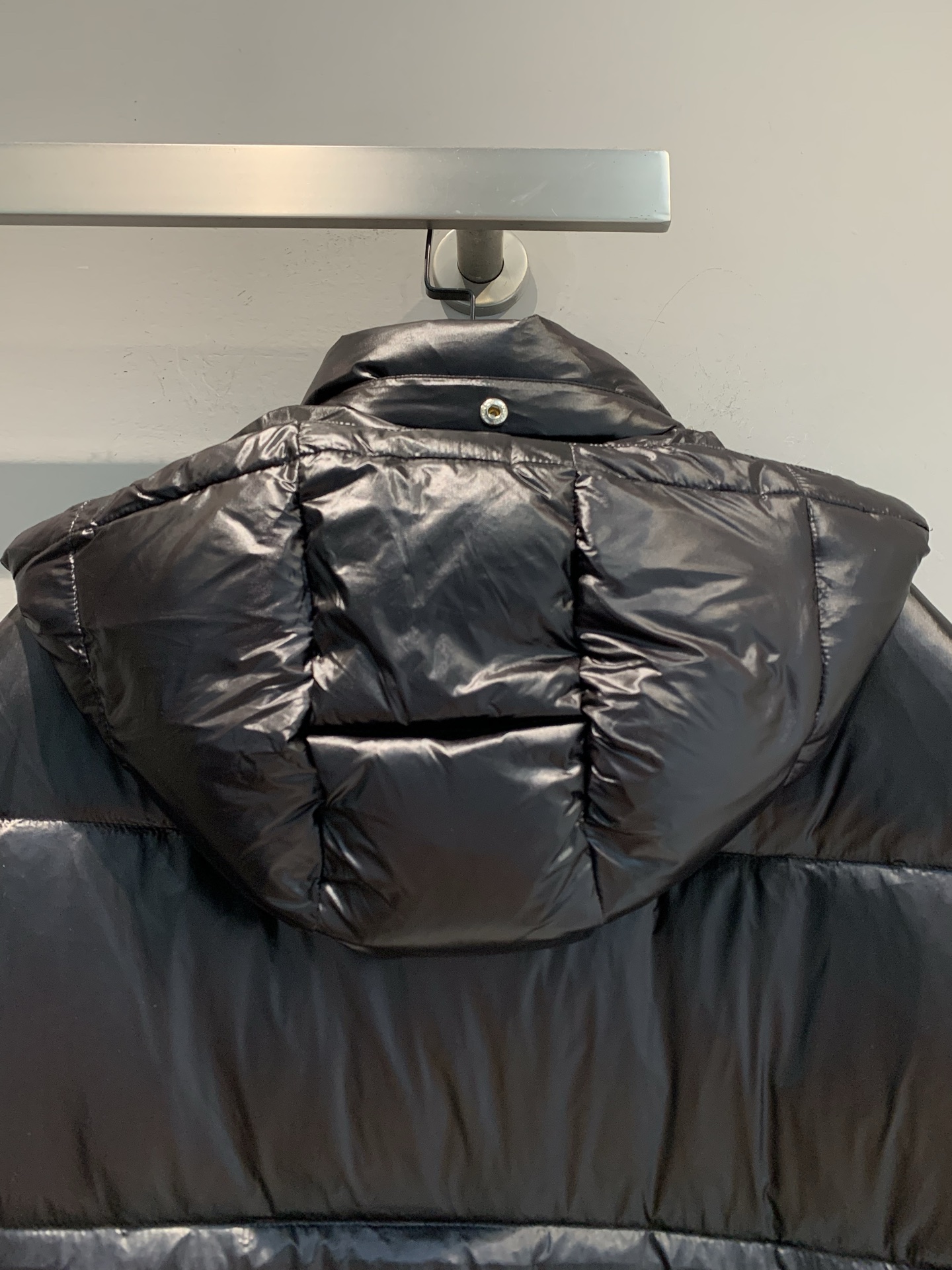 新款🔥出货啦📢 大货实拍 Prad*2025秋冬新款三角标连帽羽绒服，采用440D超细纤维，防泼水又轻盈