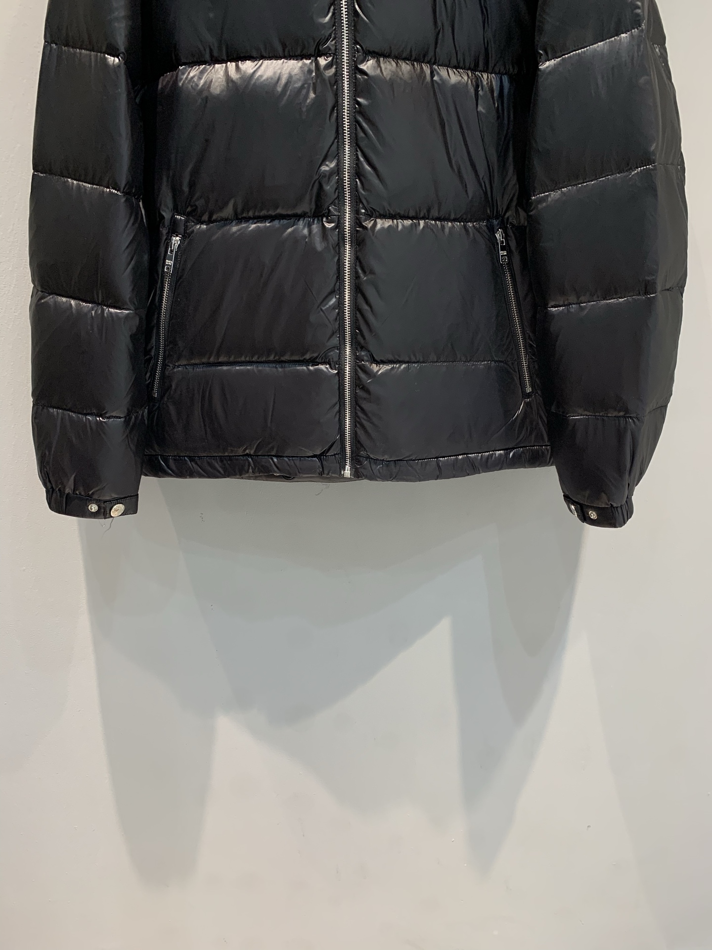 新款🔥出货啦📢 大货实拍 Prad*2025秋冬新款三角标连帽羽绒服，采用440D超细纤维，防泼水又轻盈