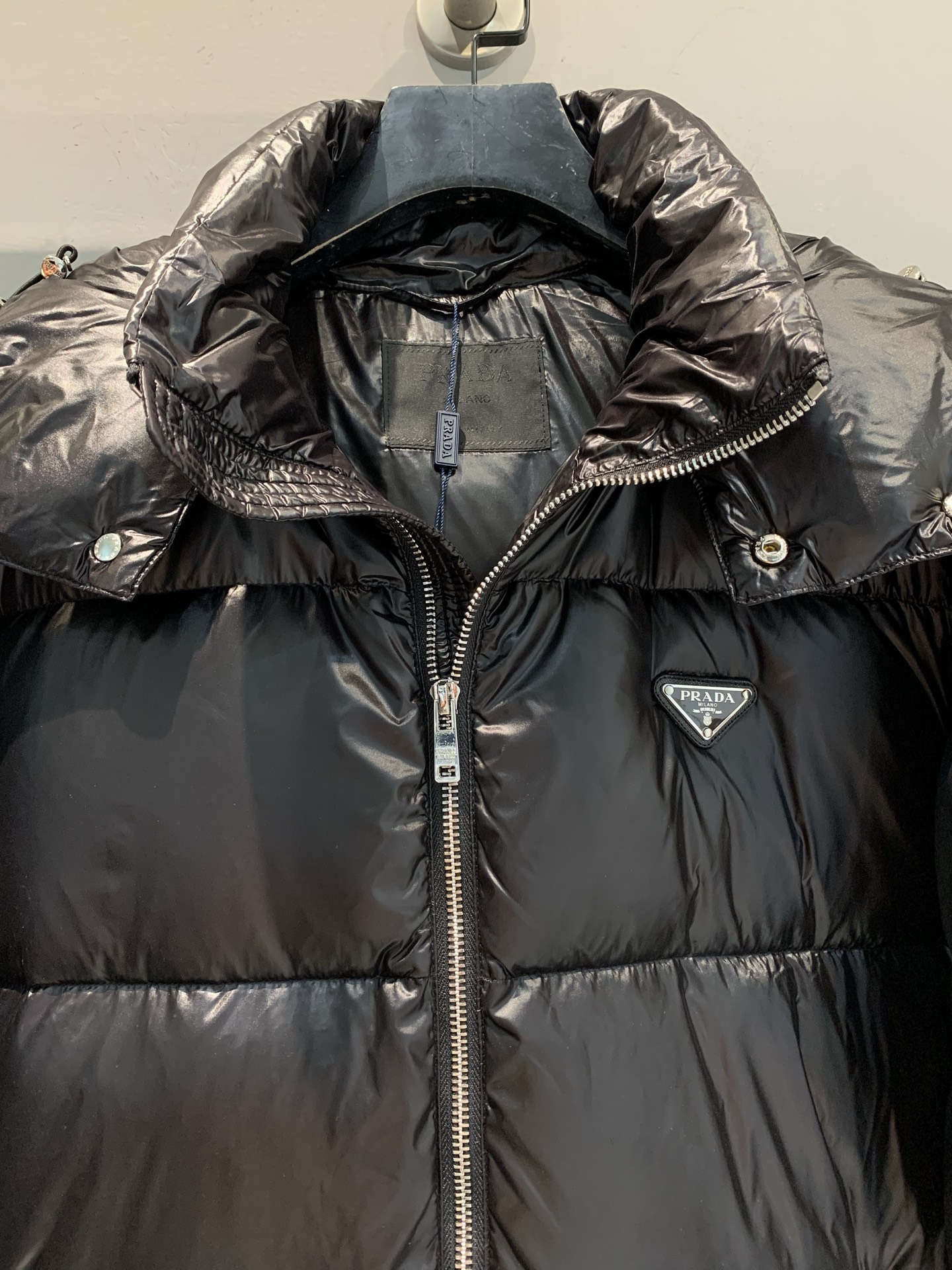 新款🔥出货啦📢 大货实拍 Prad*2025秋冬新款三角标连帽羽绒服，采用440D超细纤维，防泼水又轻盈