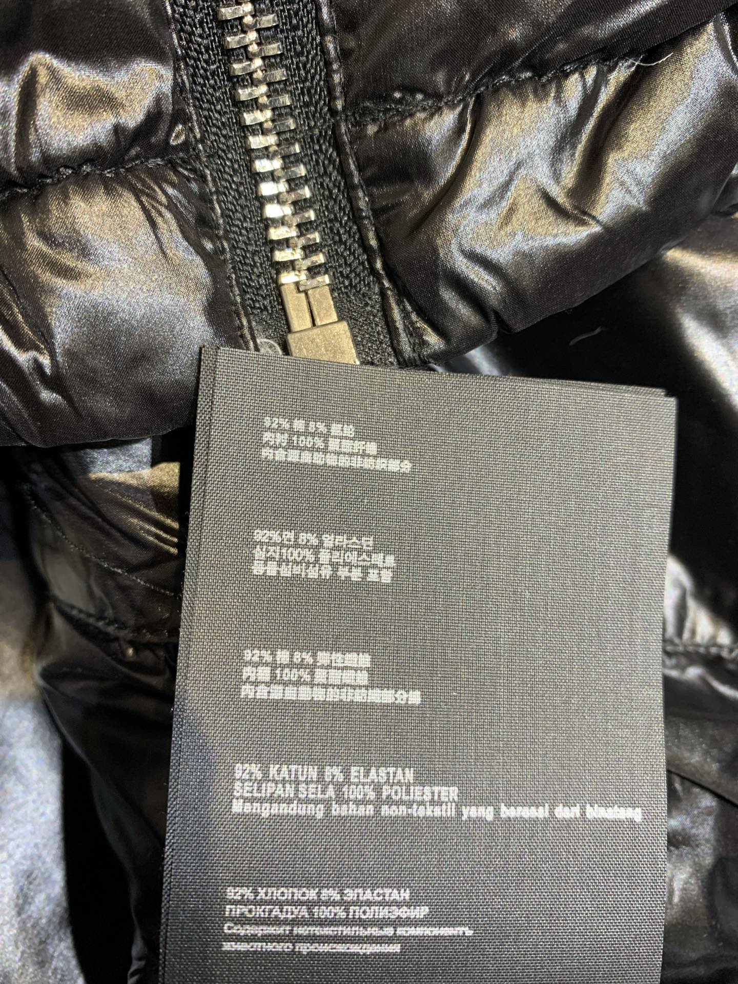 新款🔥出货啦📢 大货实拍 Prad*2025秋冬新款三角标连帽羽绒服，采用440D超细纤维，防泼水又轻盈