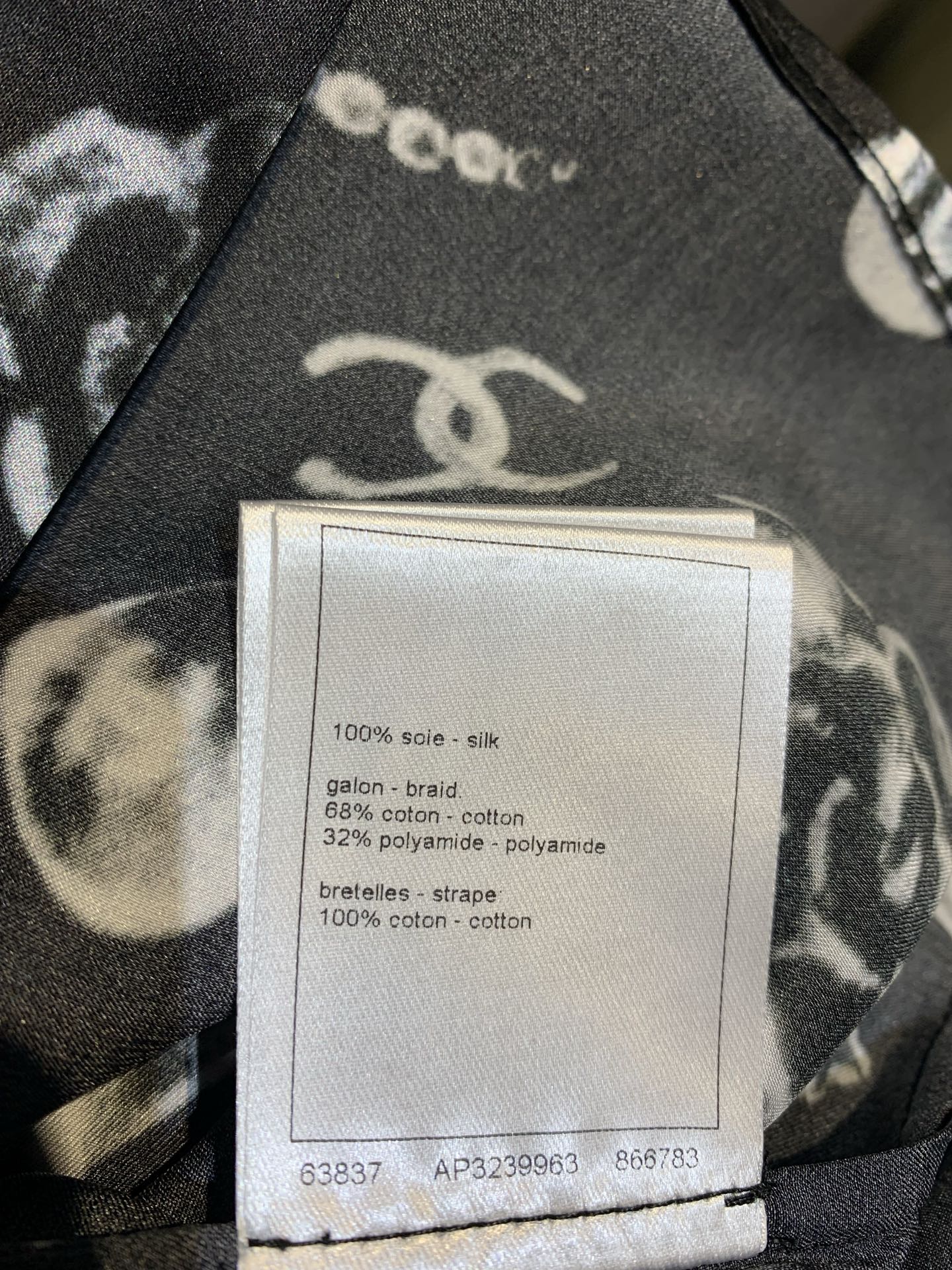 新款🔥出货啦📢 大货实拍 C家25B系列真丝蕾丝印花衬衫，100%真丝材质，轻薄透气，黑色底配爱心、蝴蝶