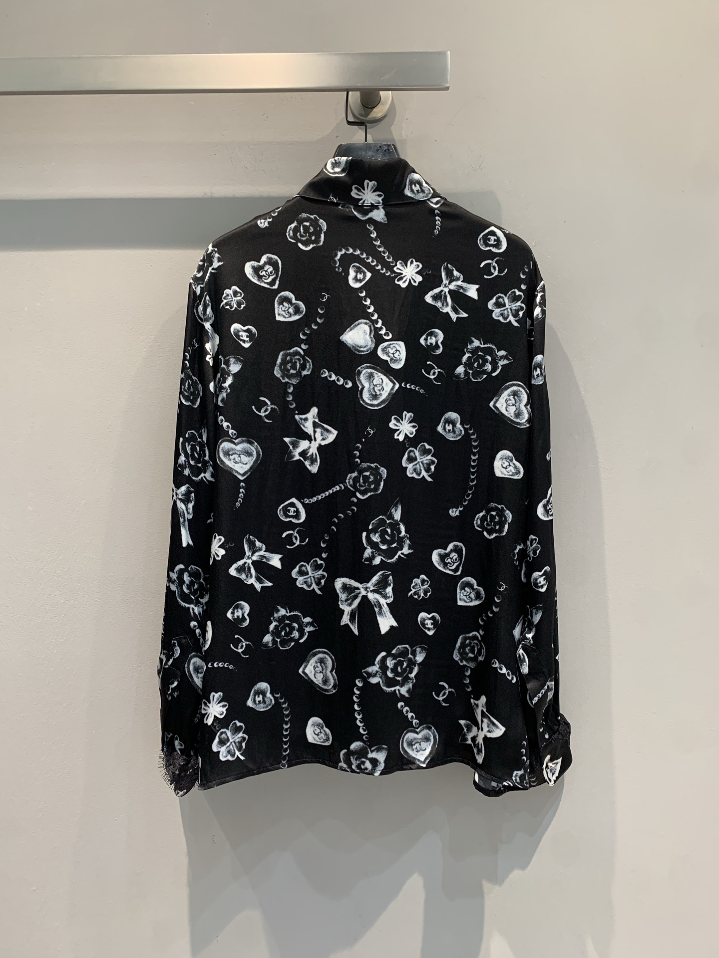 新款🔥出货啦📢 大货实拍 C家25B系列真丝蕾丝印花衬衫，100%真丝材质，轻薄透气，黑色底配爱心、蝴蝶