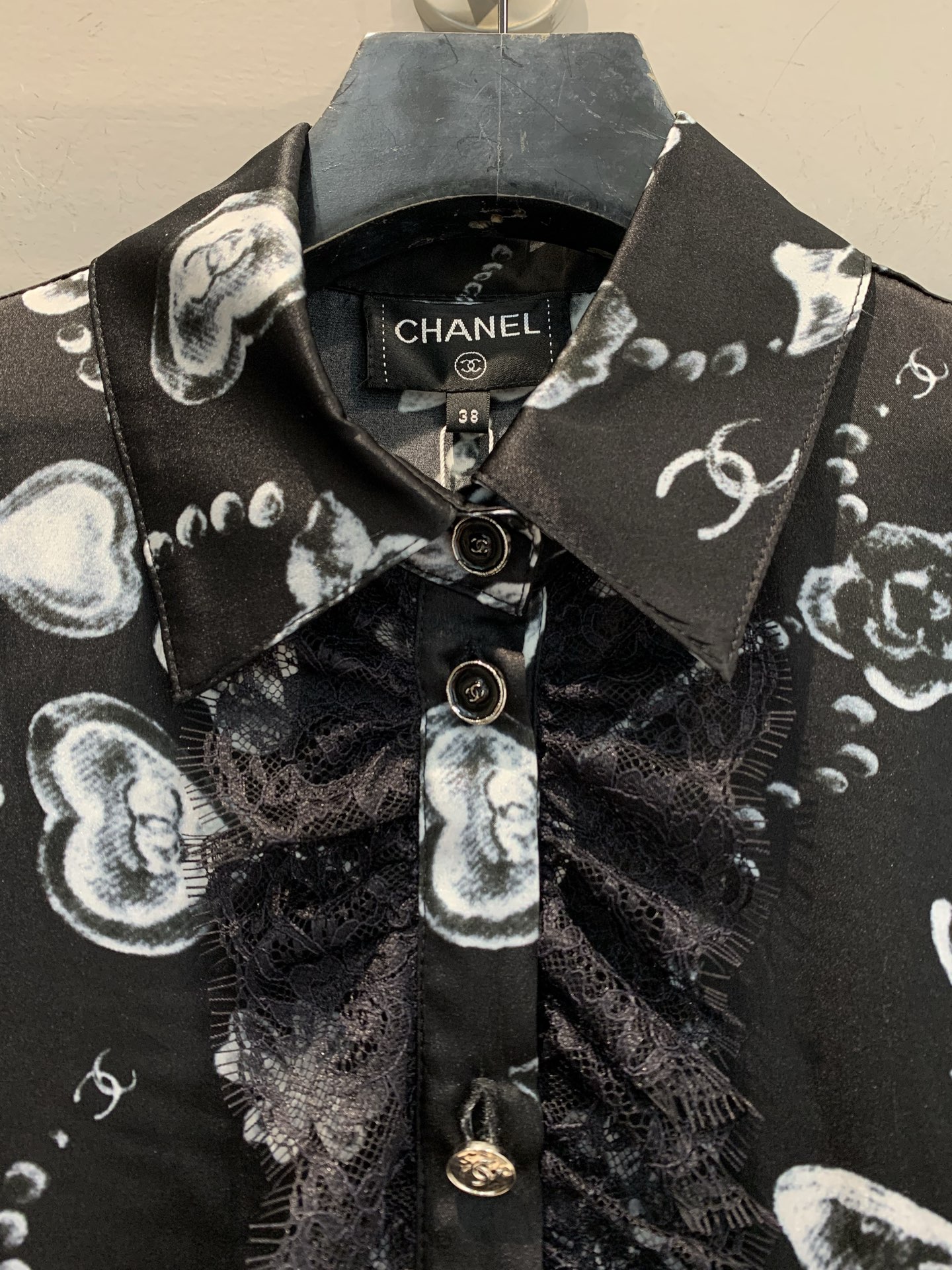 新款🔥出货啦📢 大货实拍 C家25B系列真丝蕾丝印花衬衫，100%真丝材质，轻薄透气，黑色底配爱心、蝴蝶