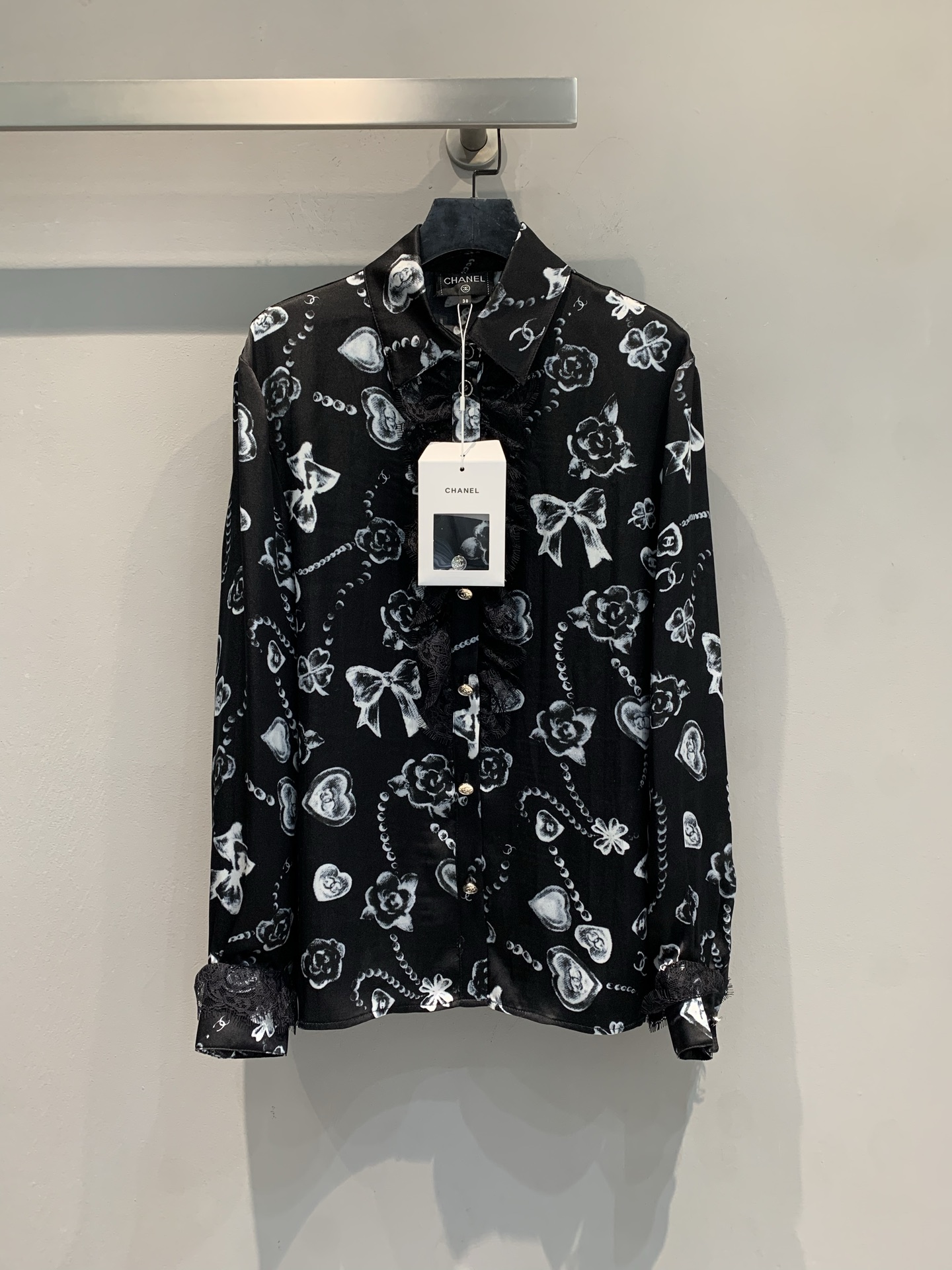 NO:569053,The new model is shipped M. Real photos of real goods. The C family 25B series silk lace printed shirt is made of silk. It is light and breathable. It is black with hearts, bows and lace chains. It has a French retro feel. Lapel + single-breasted buttons + cuff lace, the details are super exquisite! Loose fit, slim and versatile, can be easily worn with jeans or short skirts, suitable for daily commuting ~ elegant and childlike, it is a must-have item for autumn and winter wardrobe! Size 36 38  40,,chanel,skirts,jeans,shirts,real silk,alexander wang19860909新款出货啦M大货实拍 C家25B系列真丝蕾丝印花衬衫,真丝材质,轻薄透气,黑色底配爱心、蝴蝶结和蕾丝链条,法式复古感满满计.翻领+单排扣+袖口蕾丝花边,细节超精致!宽松版型,显瘦又百搭,牛仔裤or短裙都能轻松驾驭,通勤日常都OK~优雅童趣兼具,是秋冬衣橱必备单品! 码数36 38 40,,chanel,skirts,jeans,shirts,real silk,alexander wang,Women's clothing