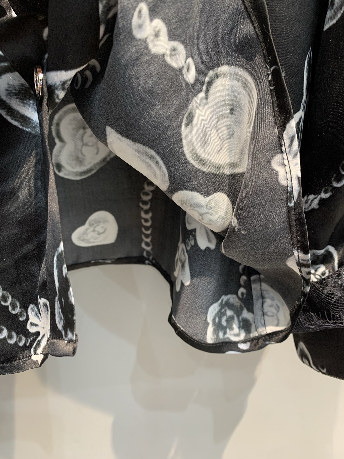 新款🔥出货啦📢 大货实拍 C家25B系列真丝蕾丝印花衬衫，100%真丝材质，轻薄透气，黑色底配爱心、蝴蝶