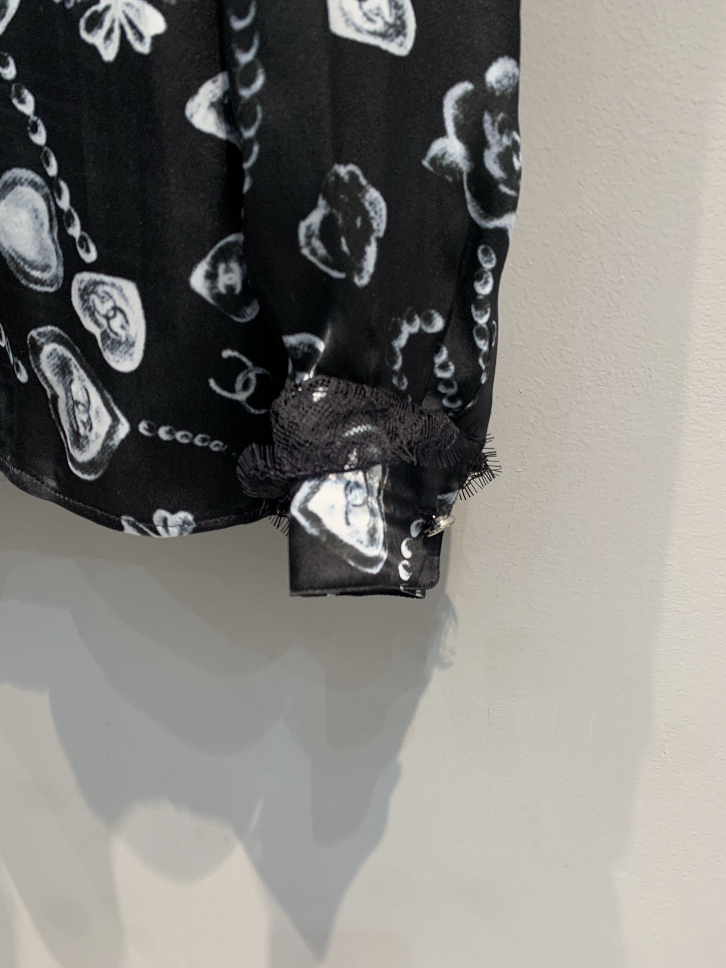 新款🔥出货啦📢 大货实拍 C家25B系列真丝蕾丝印花衬衫，100%真丝材质，轻薄透气，黑色底配爱心、蝴蝶