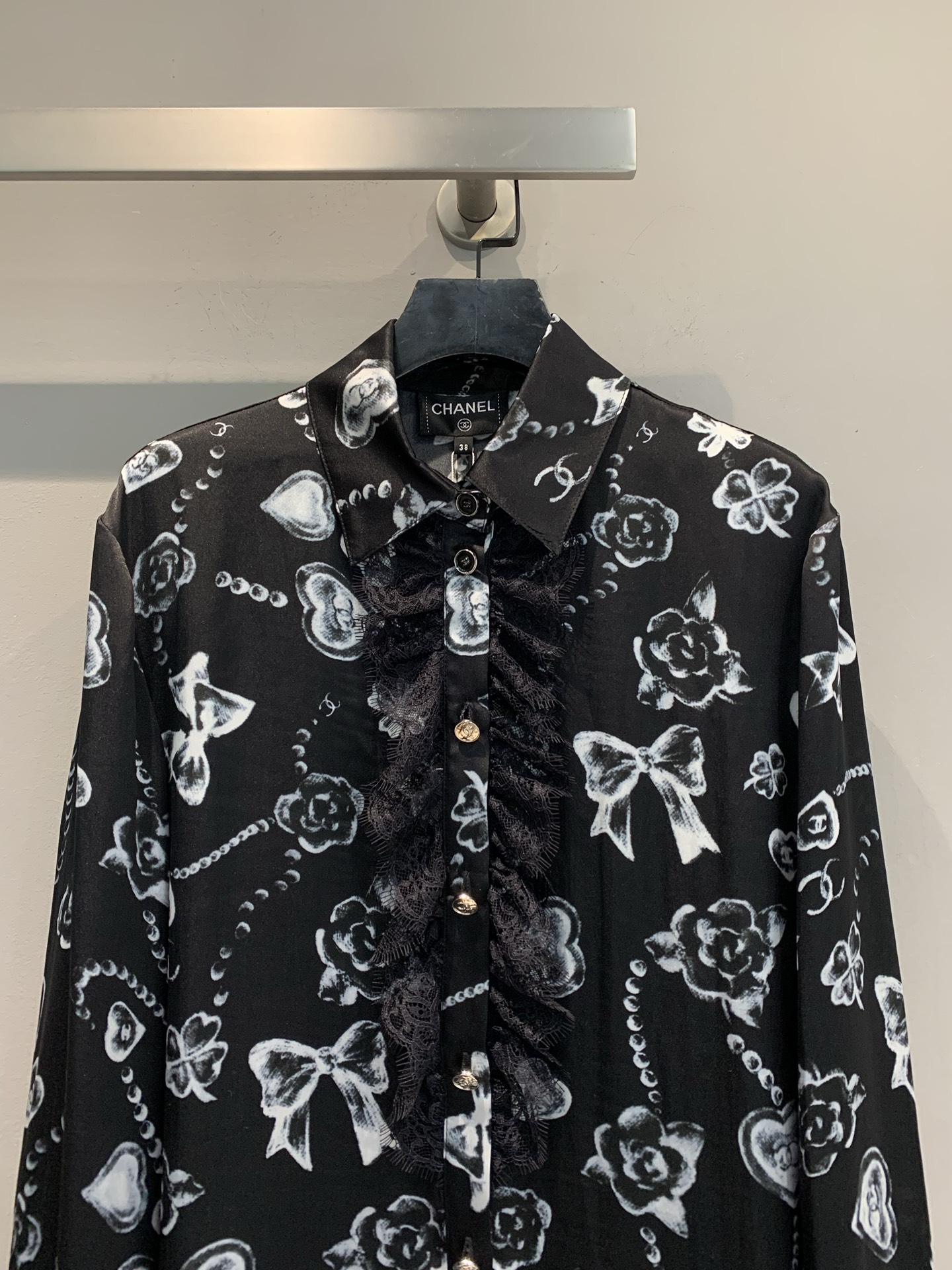 新款🔥出货啦📢 大货实拍 C家25B系列真丝蕾丝印花衬衫，100%真丝材质，轻薄透气，黑色底配爱心、蝴蝶