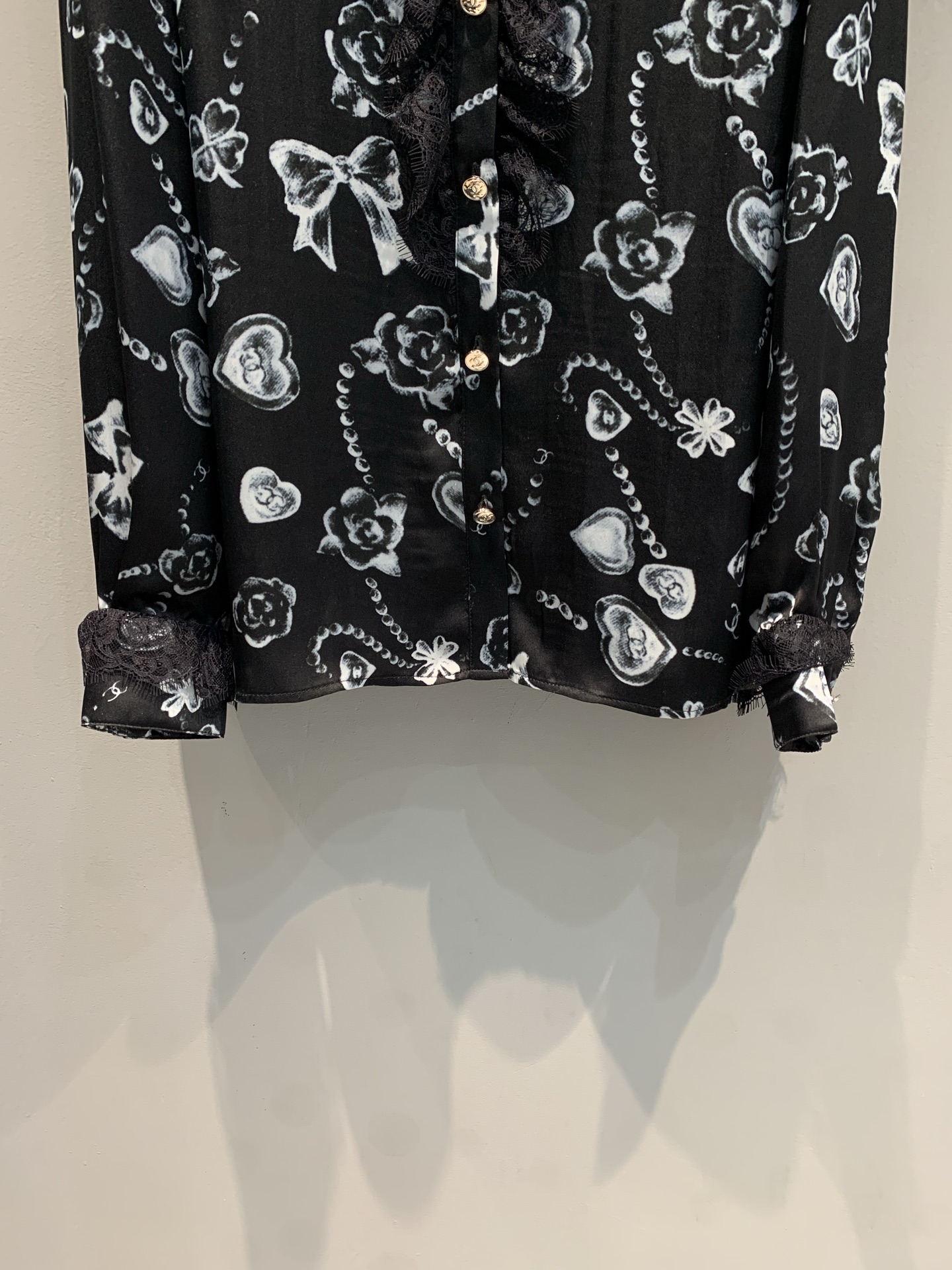 新款🔥出货啦📢 大货实拍 C家25B系列真丝蕾丝印花衬衫，100%真丝材质，轻薄透气，黑色底配爱心、蝴蝶