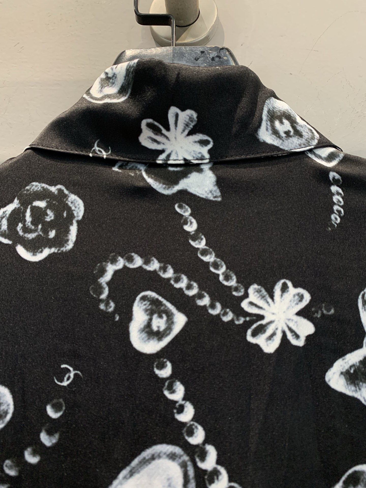 新款🔥出货啦📢 大货实拍 C家25B系列真丝蕾丝印花衬衫，100%真丝材质，轻薄透气，黑色底配爱心、蝴蝶