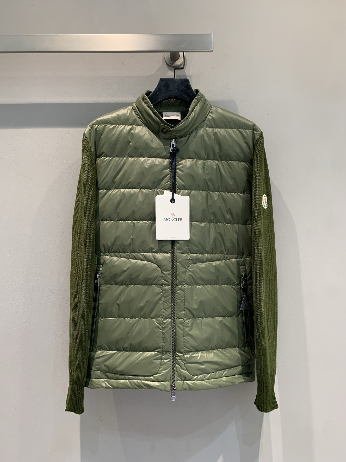 新款🔥出货啦📢 Moncle*Neil系列拼接羽绒服，轻薄设计，外层高密度防风防水，内填高品质白鹅绒，保