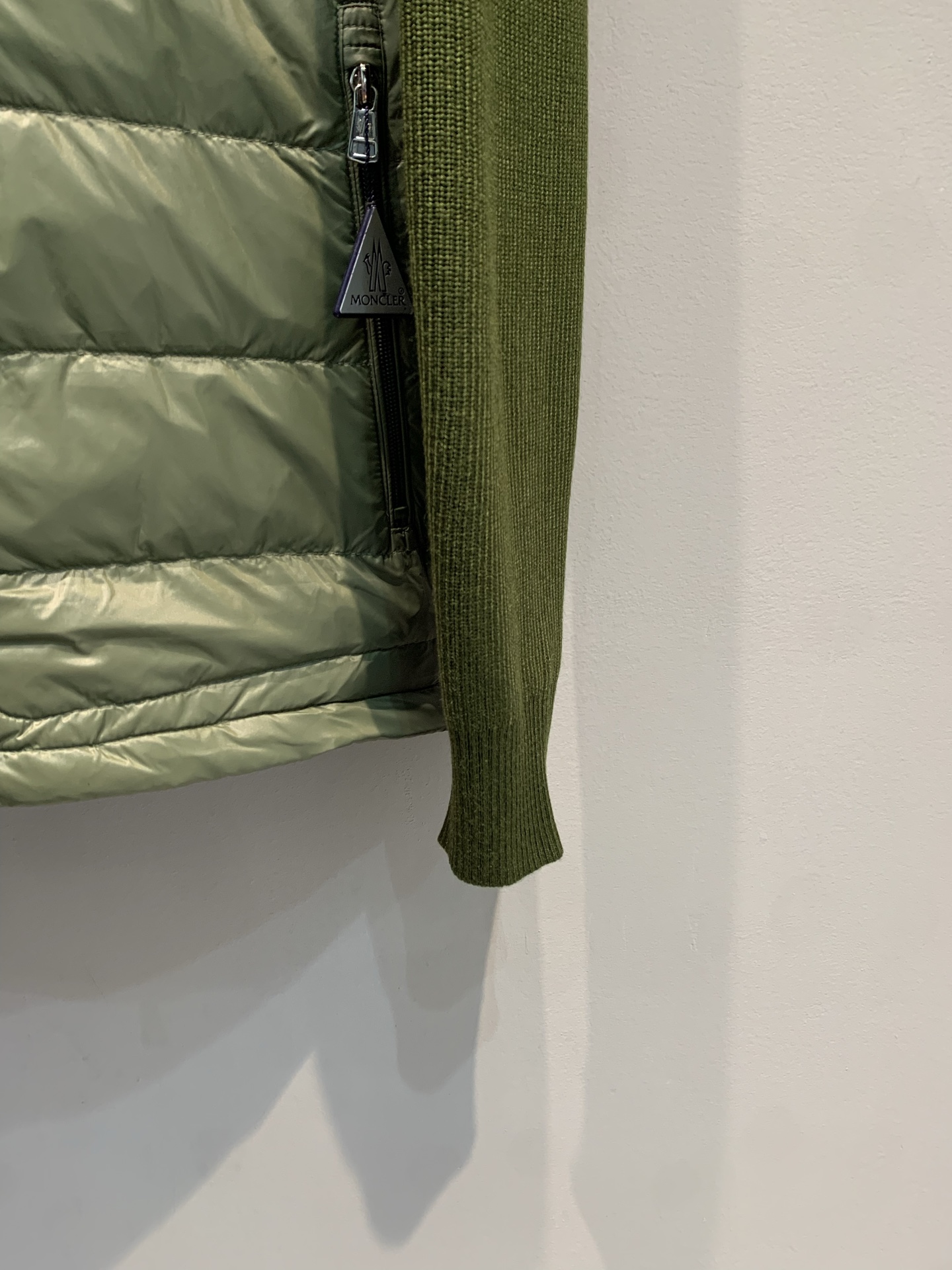 新款🔥出货啦📢 Moncle*Neil系列拼接羽绒服，轻薄设计，外层高密度防风防水，内填高品质白鹅绒，保