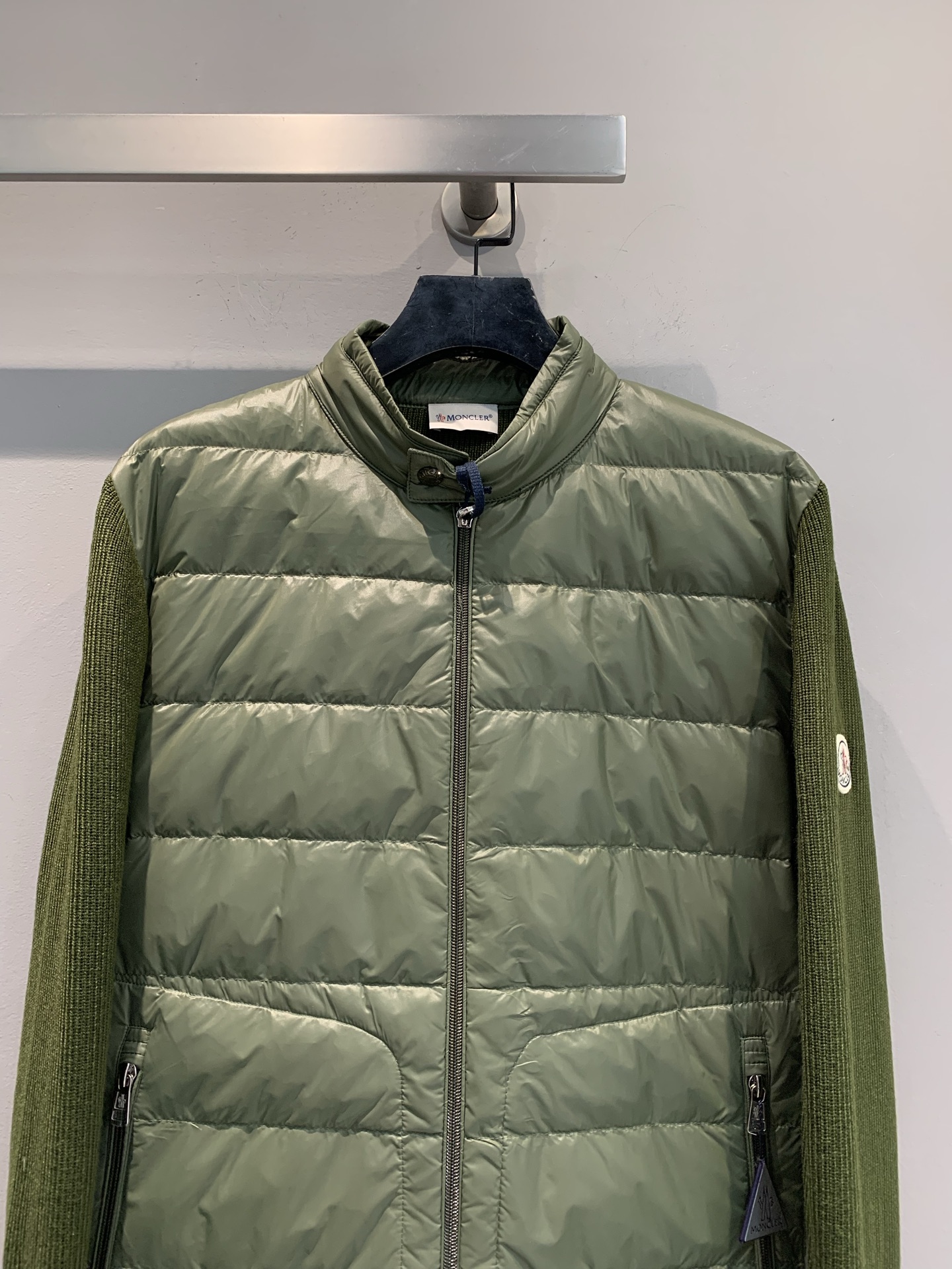 新款🔥出货啦📢 Moncle*Neil系列拼接羽绒服，轻薄设计，外层高密度防风防水，内填高品质白鹅绒，保