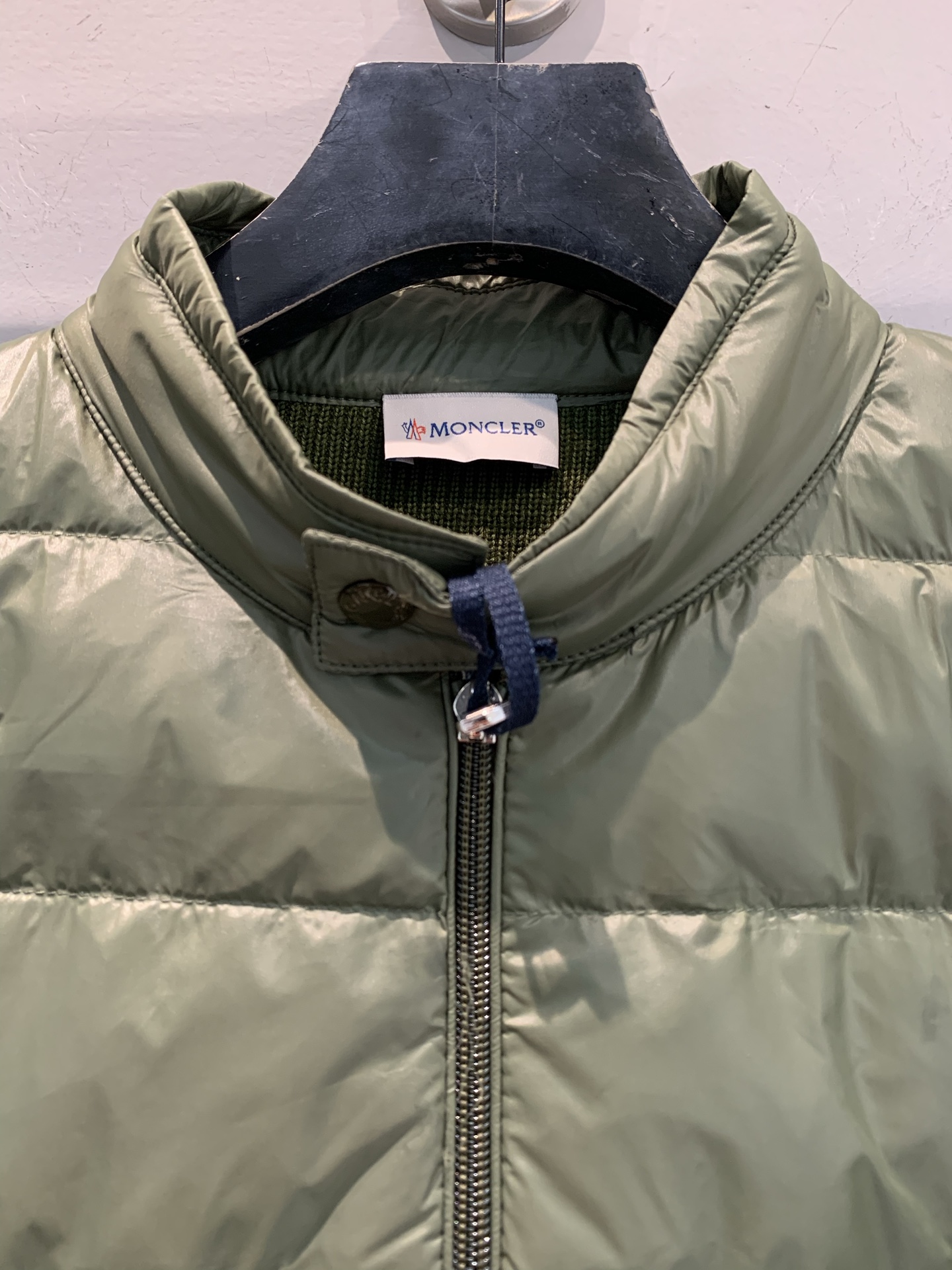 新款🔥出货啦📢 Moncle*Neil系列拼接羽绒服，轻薄设计，外层高密度防风防水，内填高品质白鹅绒，保