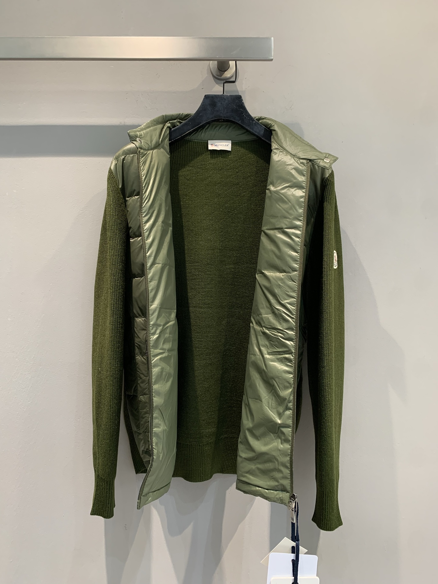 新款🔥出货啦📢 Moncle*Neil系列拼接羽绒服，轻薄设计，外层高密度防风防水，内填高品质白鹅绒，保