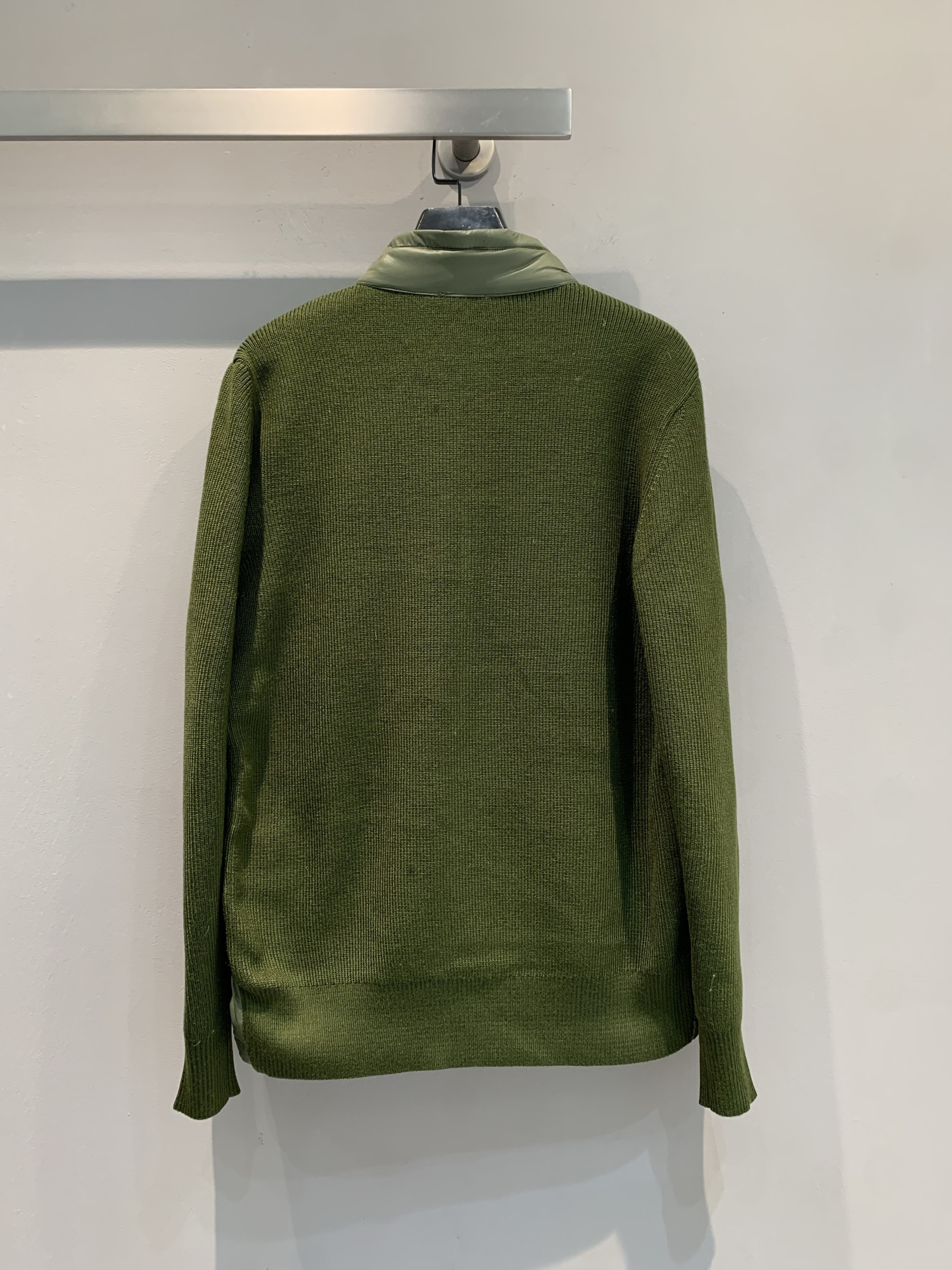 新款🔥出货啦📢 Moncle*Neil系列拼接羽绒服，轻薄设计，外层高密度防风防水，内填高品质白鹅绒，保