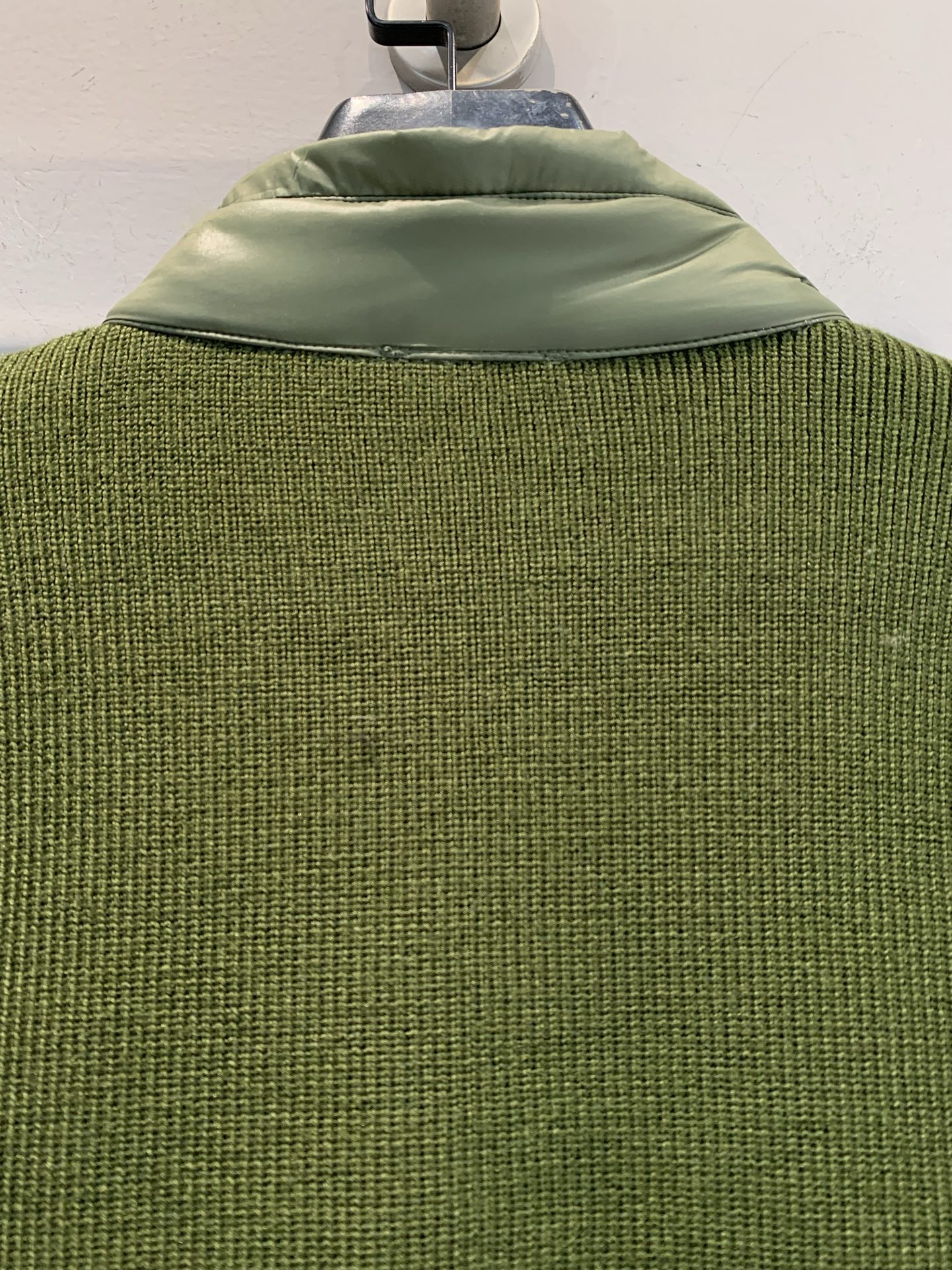 新款🔥出货啦📢 Moncle*Neil系列拼接羽绒服，轻薄设计，外层高密度防风防水，内填高品质白鹅绒，保