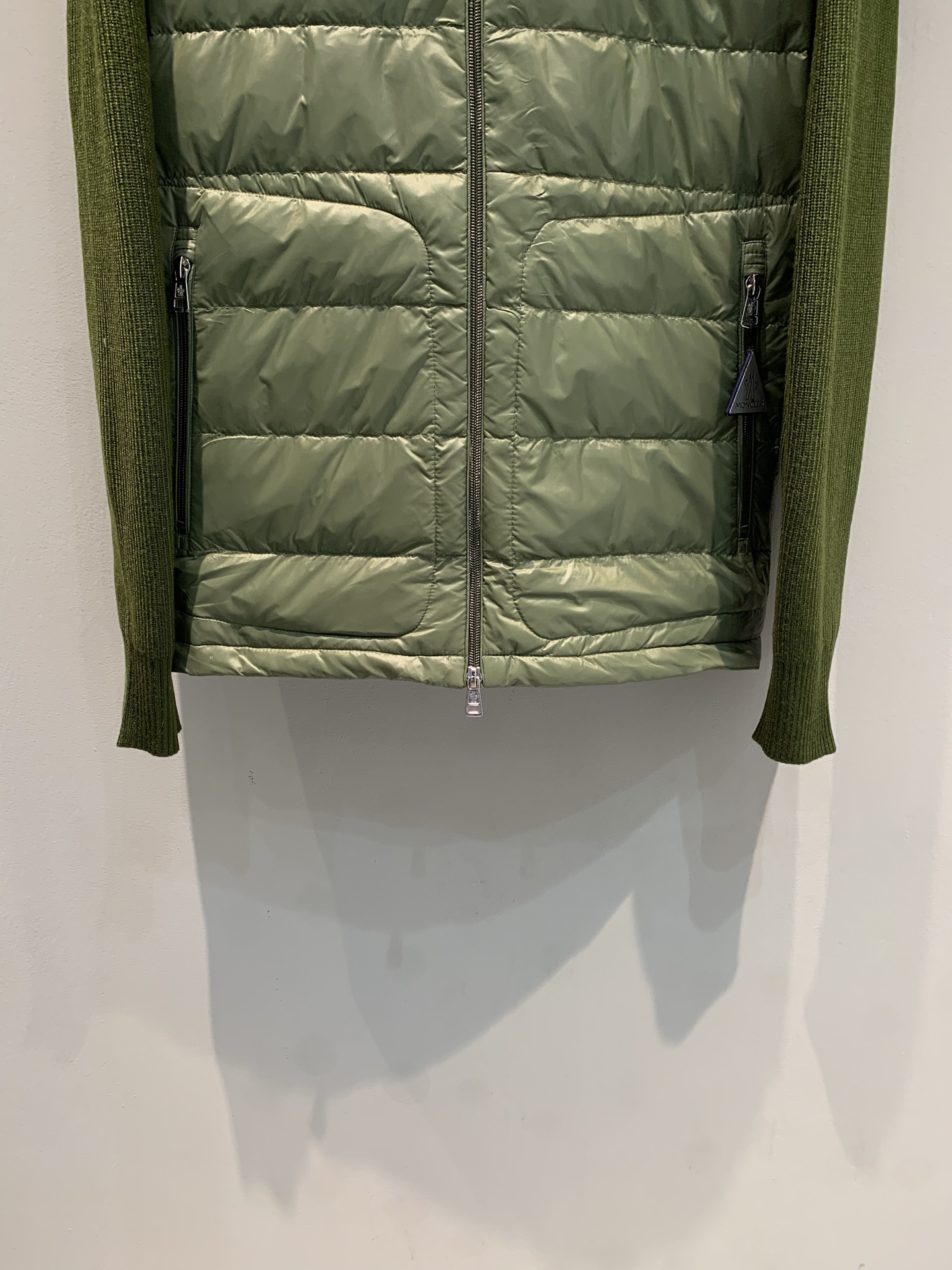 新款🔥出货啦📢 Moncle*Neil系列拼接羽绒服，轻薄设计，外层高密度防风防水，内填高品质白鹅绒，保