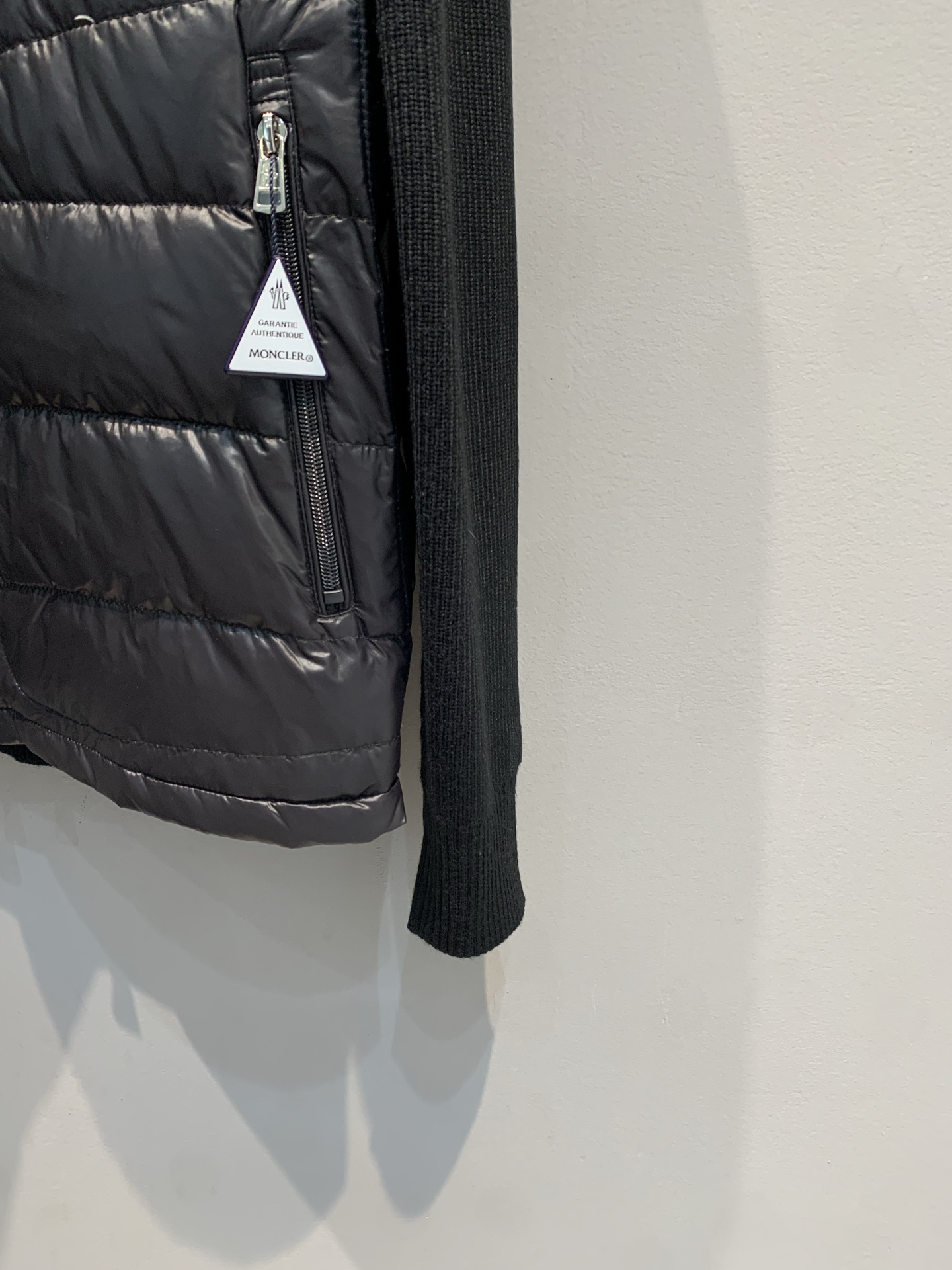 新款🔥出货啦📢 Moncle*Neil系列拼接羽绒服，轻薄设计，外层高密度防风防水，内填高品质白鹅绒，保