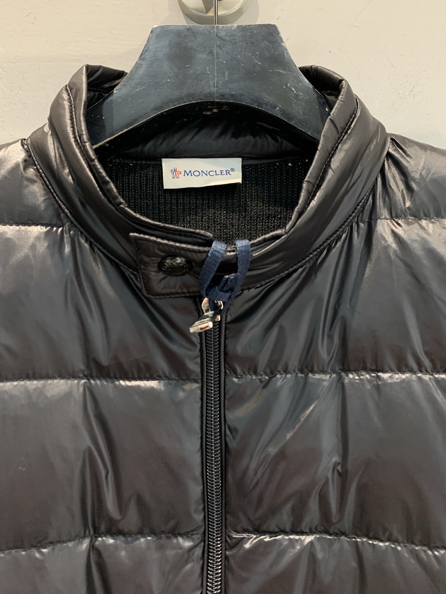 新款🔥出货啦📢 Moncle*Neil系列拼接羽绒服，轻薄设计，外层高密度防风防水，内填高品质白鹅绒，保