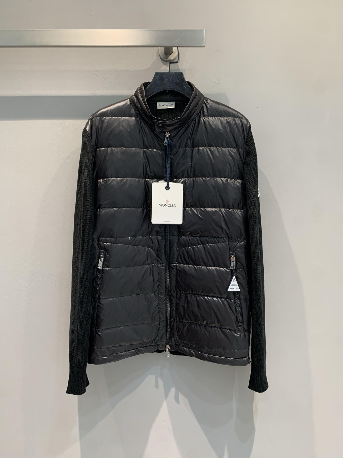 新款🔥出货啦📢 Moncle*Neil系列拼接羽绒服，轻薄设计，外层高密度防风防水，内填高品质白鹅绒，保